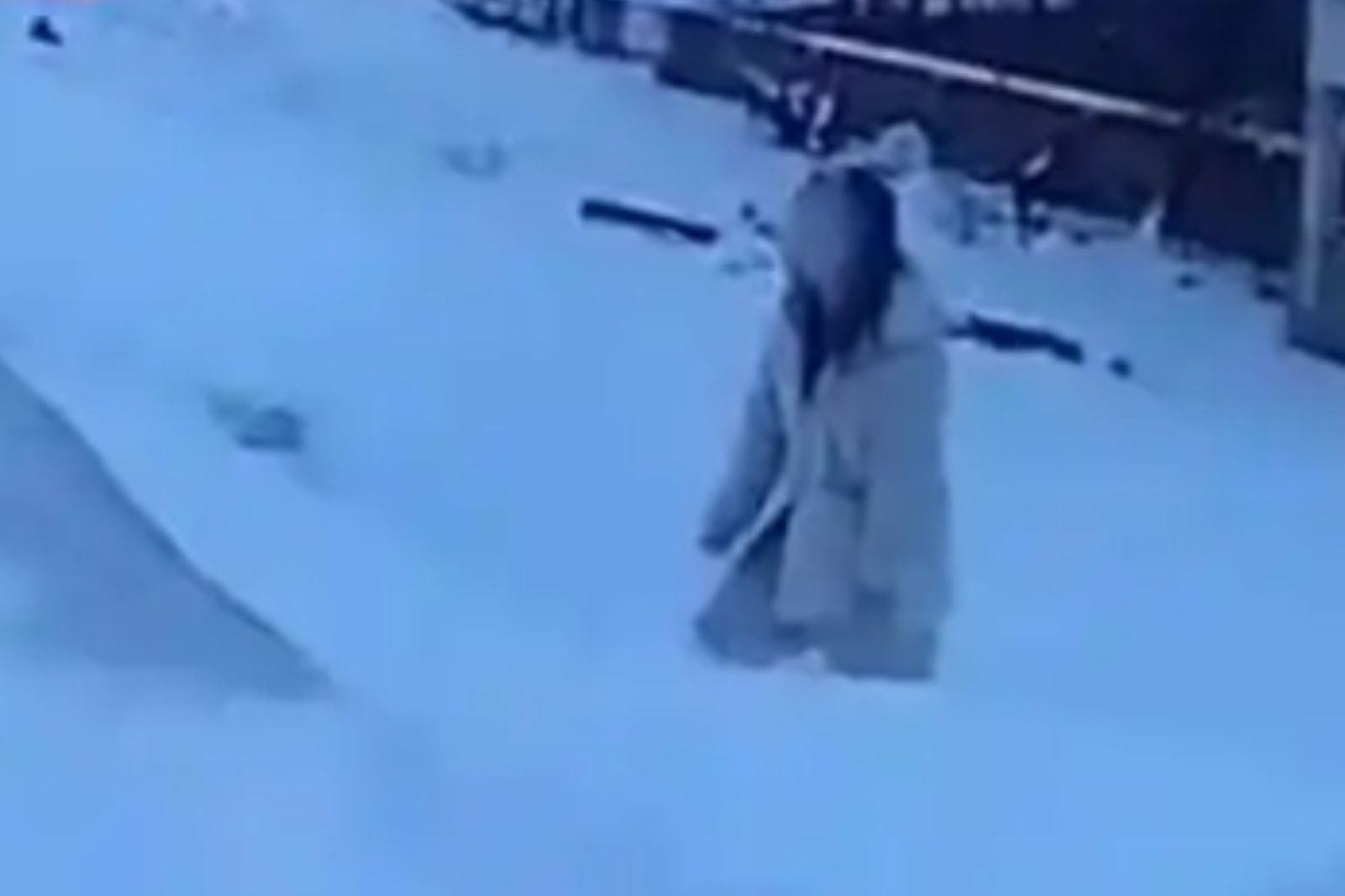 恐怖!雪地驚見「白衣女冰雕」 警以為是假人...近看眼珠竟在動