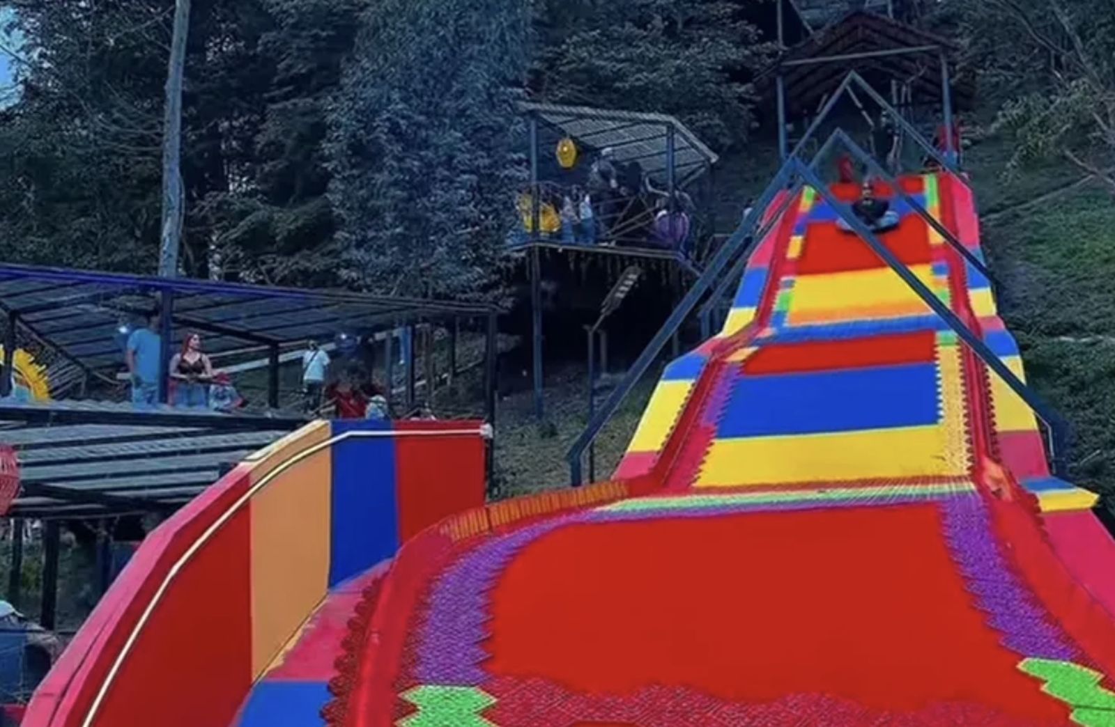 害怕溜滑梯！28歲媽喊「有人接我嗎」下秒墜落亡　4歲女兒目睹悲劇瞬間