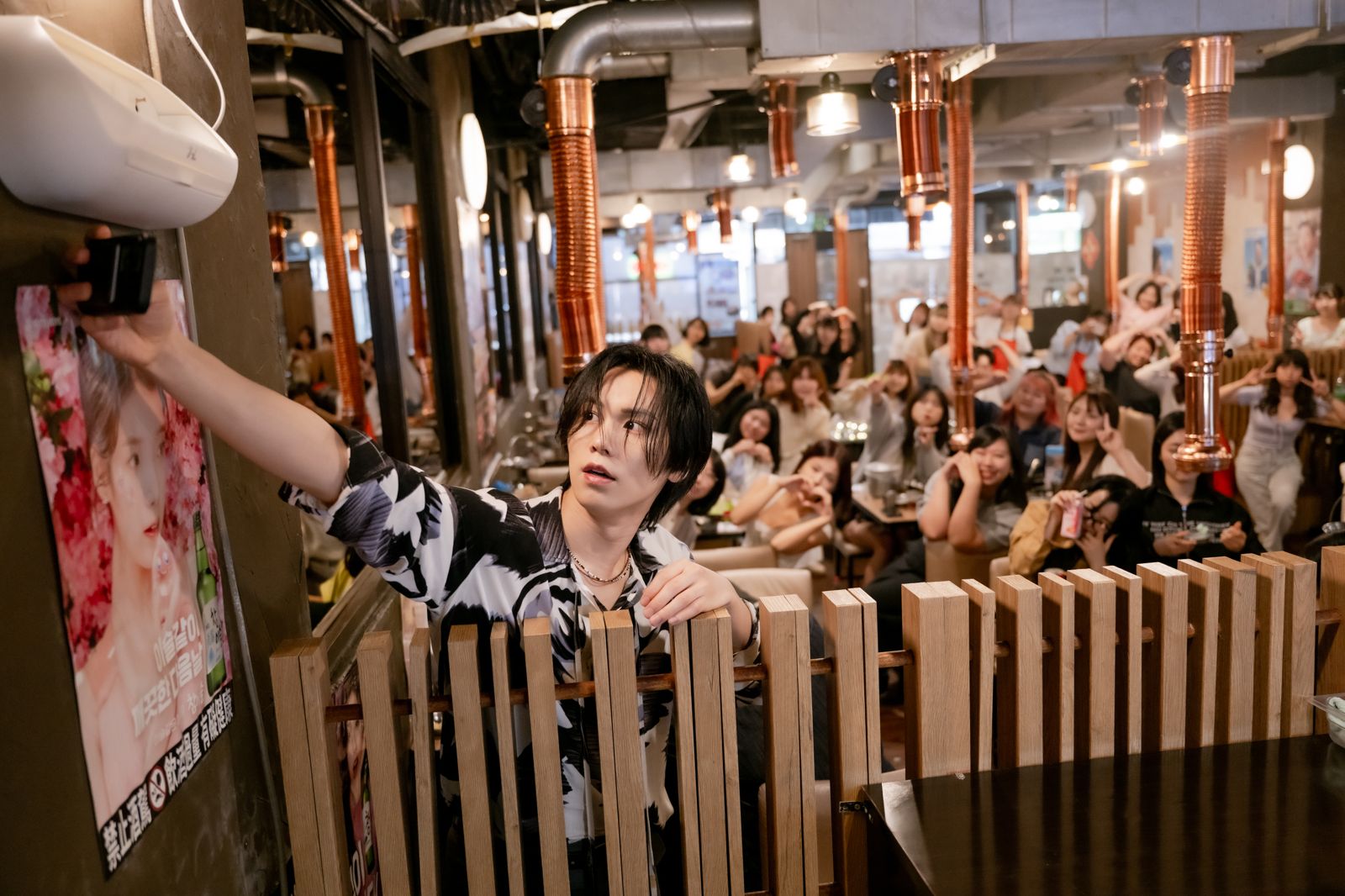 ROCKY甜讚台粉「金勾錐」 親自烤肉餵食緊張喊:不敢凸槌