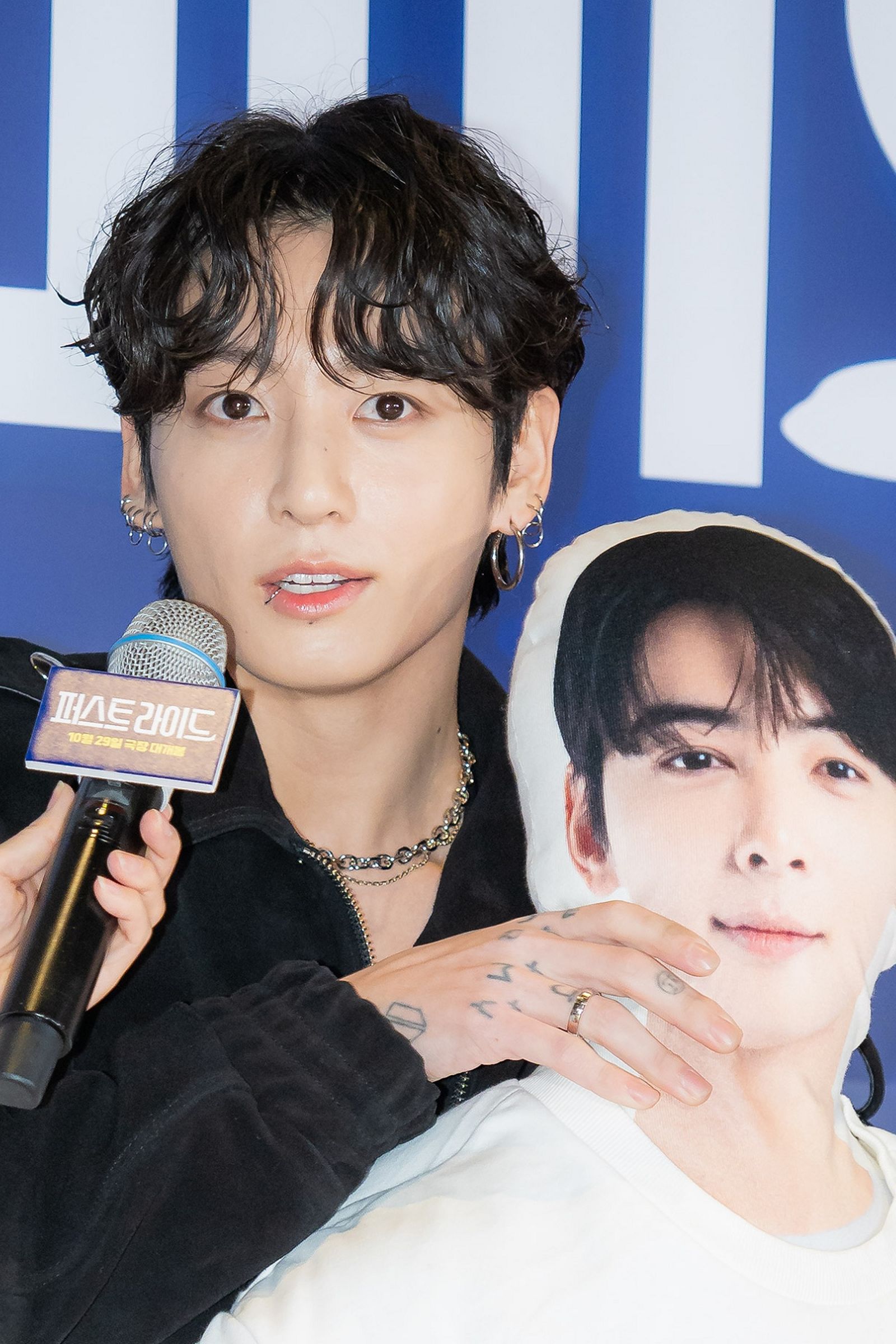 BTS的JungKook現身VIP首映會，甚至跟車銀優的人型抱枕有趣味互動。翻攝topstarnews