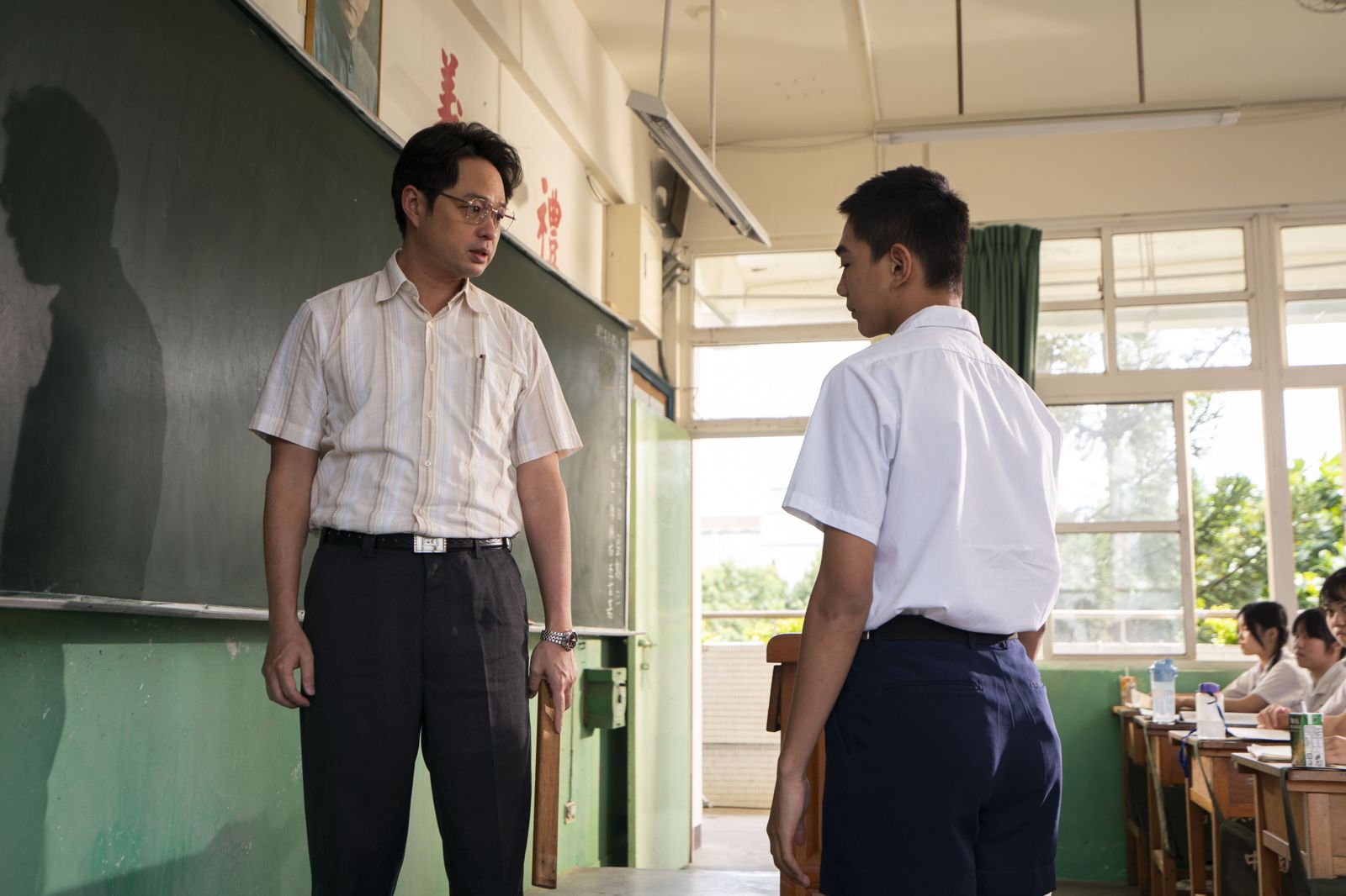 鄭有傑（左）在《南方時光》中體罰陳玄力。百景映畫提供