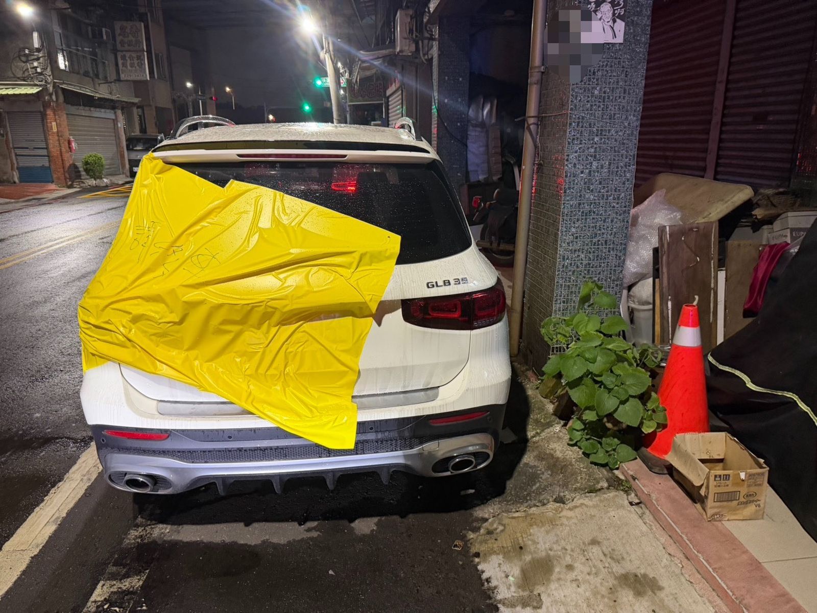 路邊停車竟遭「抹黃」 大塊膠膜貼車身、車尾留言「請移車」...車主傻眼提告