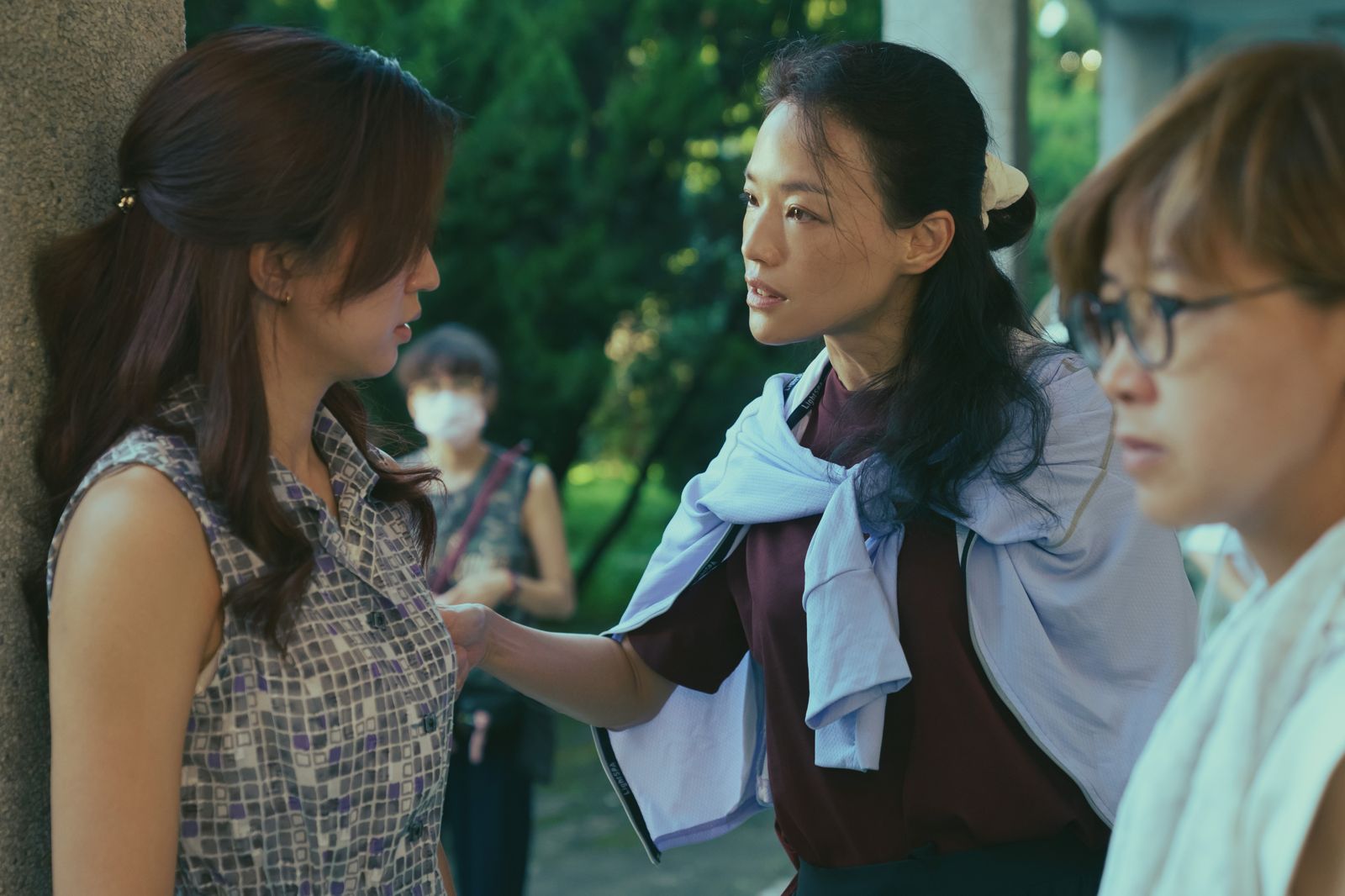 9m88形容這次《女孩》演出像是一場自我療癒，圖為拍攝工作照，右為導演舒淇。甲上娛樂提供