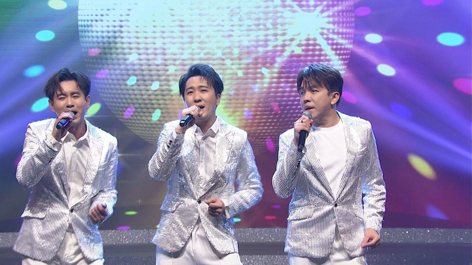 吳俊宏（左起）、沈建豪、許志豪合唱〈傷心舞台〉，以復古「四騎士」舞姿登場。中視提供