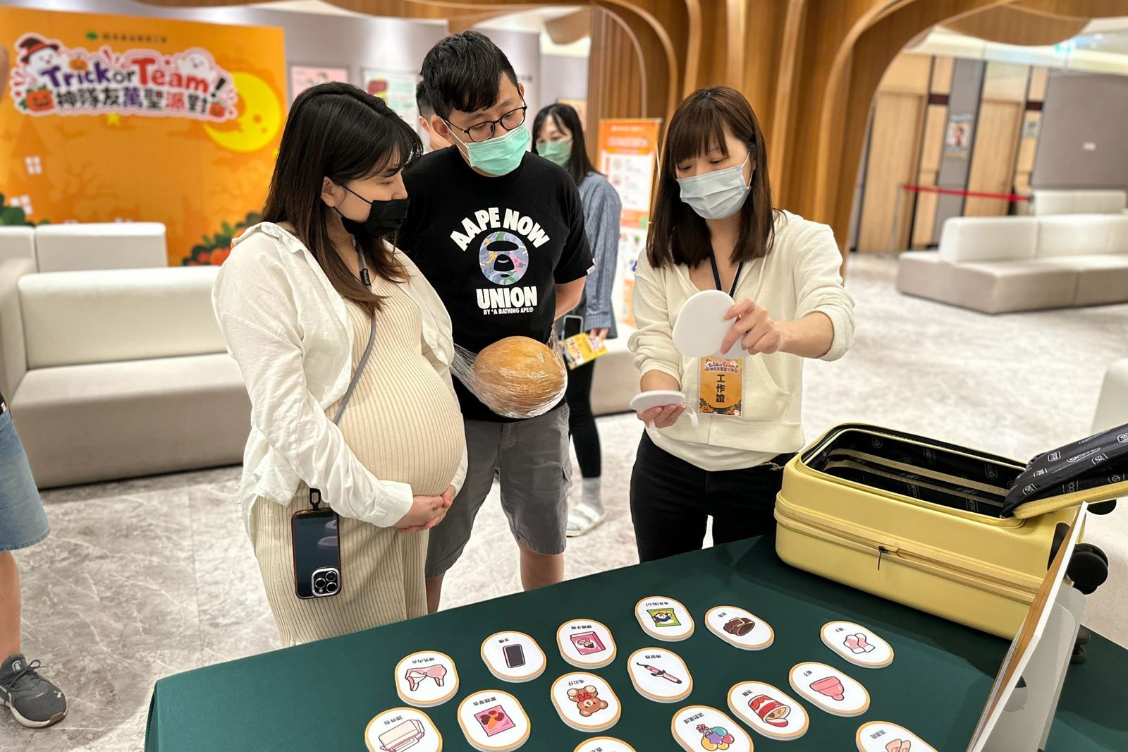 準爸爸挺「南瓜孕肚」挑戰闖關,學習新生兒照護技巧。圖/國泰健康管理提供