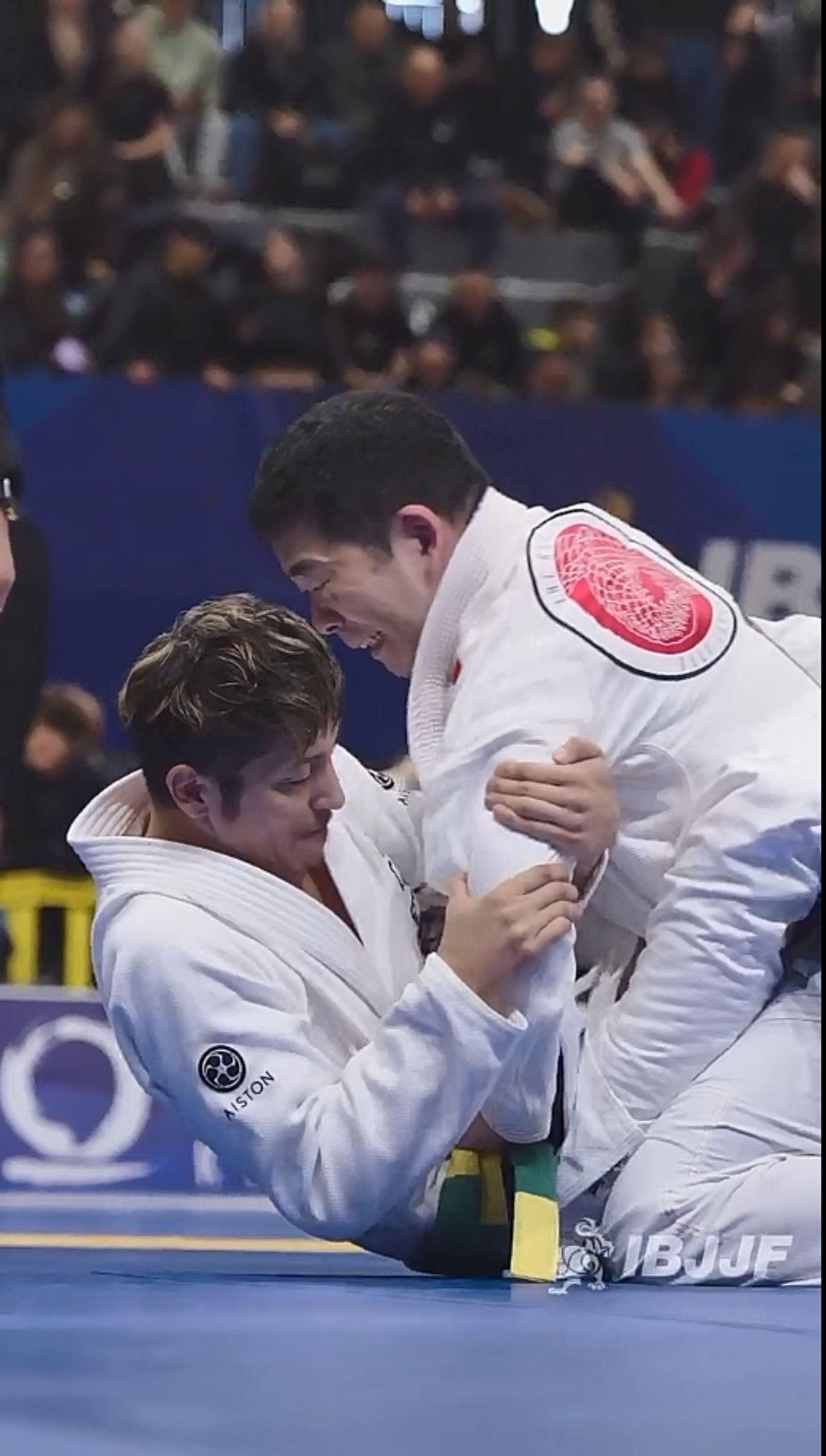 玉木宏（左）使出「手腕鎖關節技」制伏對方。翻攝IG@ibjjf