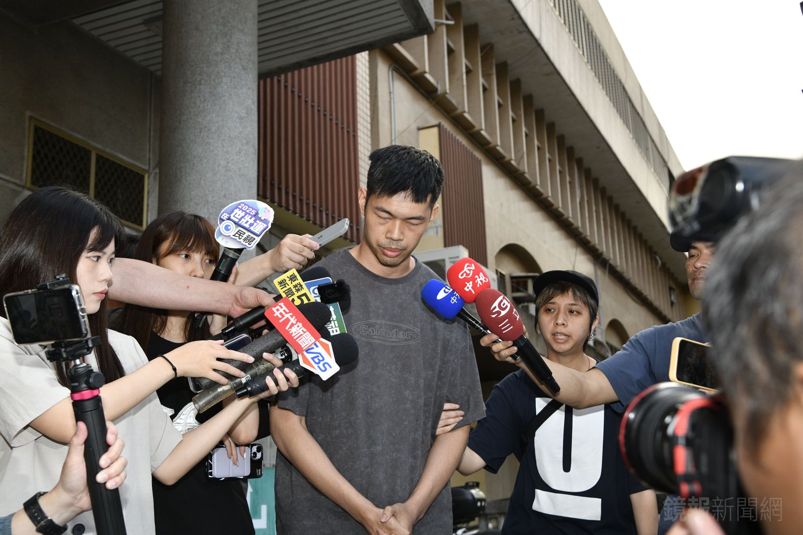 鍾欣凌擁抱陳大天送暖　談閃兵風波勉勵誠心面對