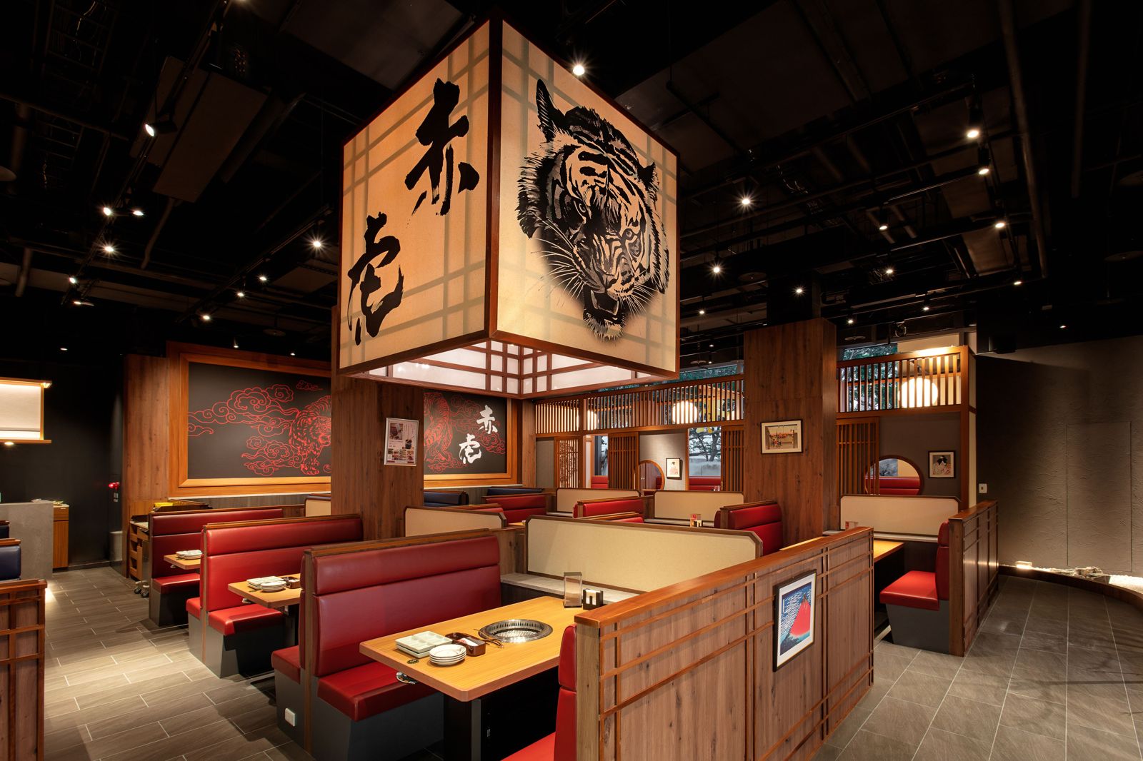 「焼肉の名門赤虎」新莊店保留紅色系沉穩風格。