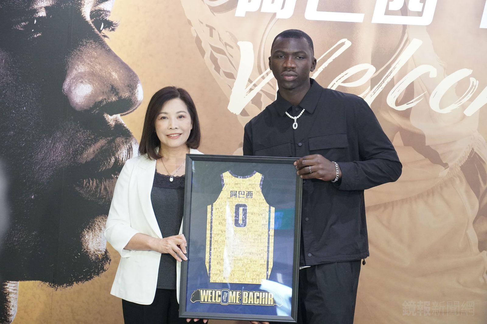 中信特攻領隊楊淑惠（左）也代表球隊贈送「榮耀回歸球衣相框」予阿巴西（右）。