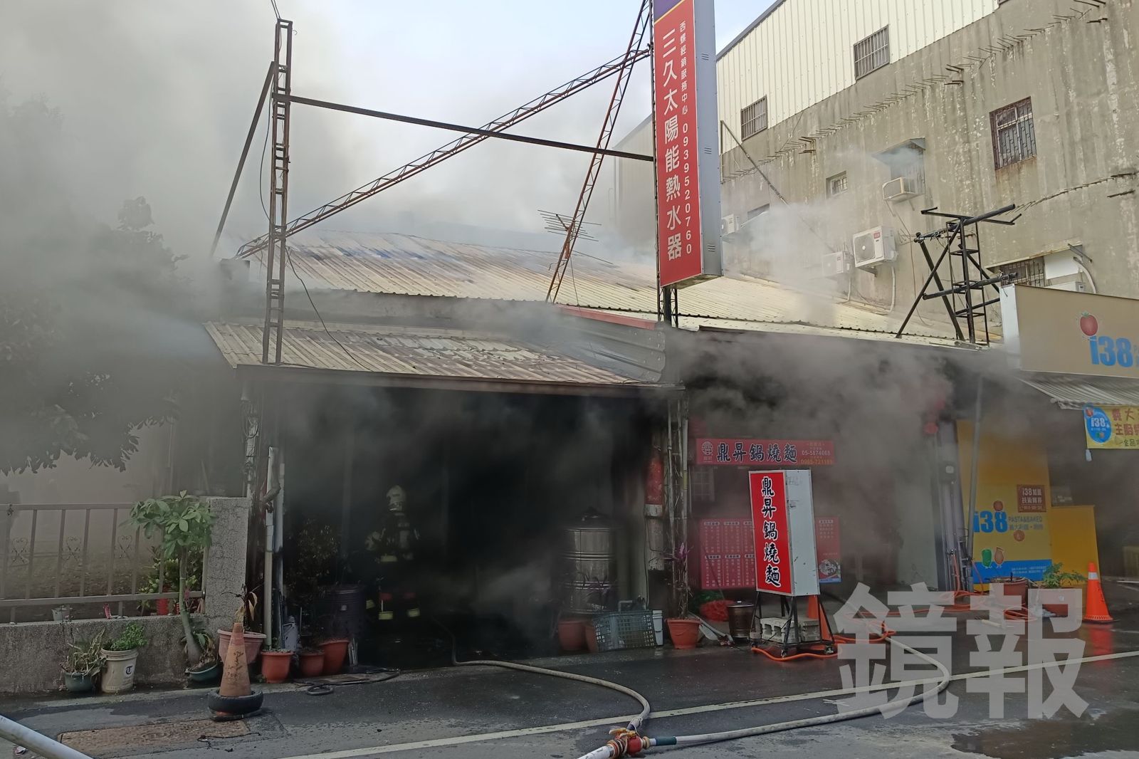 起火戶為熱水器營業據點，鐵皮屋隔間為3間使用，隔壁麵店也被波及。民眾提供