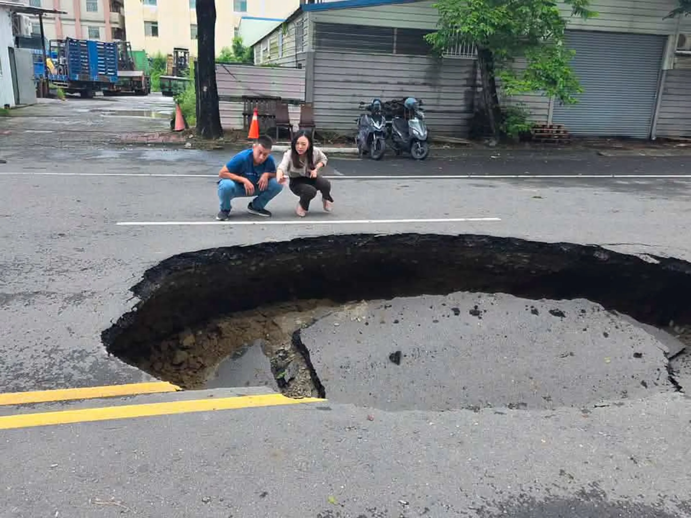 高雄驚見「7x5米超巨天坑」 「大到像AI」嚇壞人