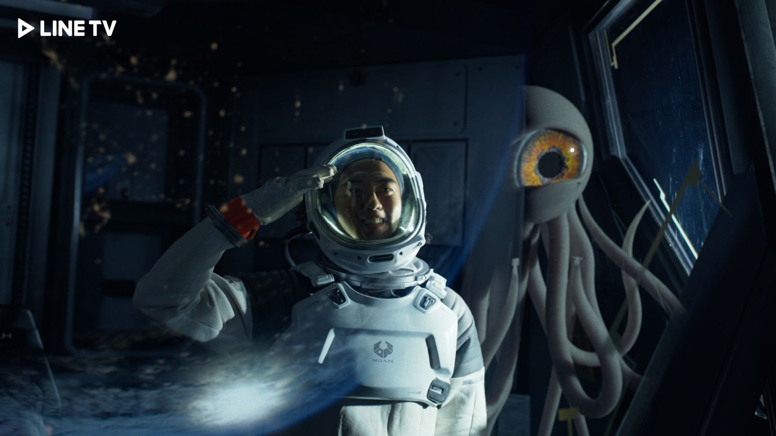 《星際救援》漂流在宇宙的傅孟柏與外星生物「小白」相遇。LINE TV提供
