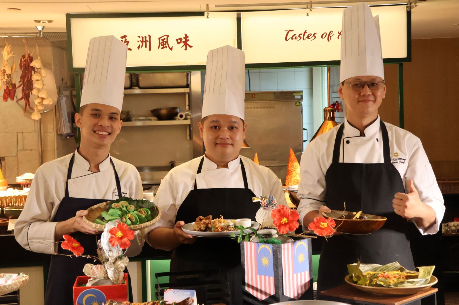 主廚黃家明(圖右)曾為馬來西亞國王御用廚師。(遠東Café供圖)