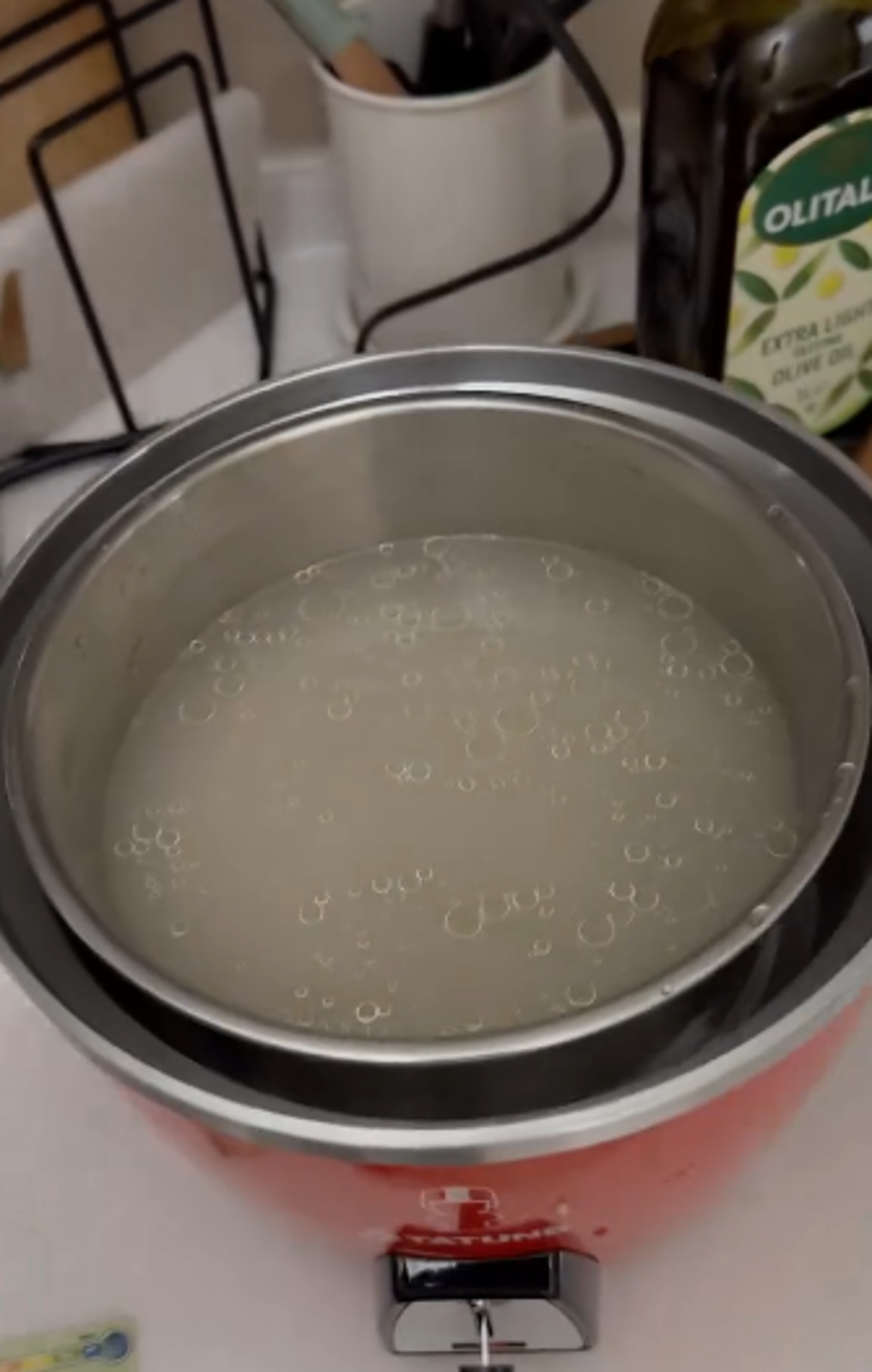 齊曼加（Jordy Tshimanga）用大同電鍋煮白飯讓大批網友傻眼。圖／翻攝自齊曼加Threads