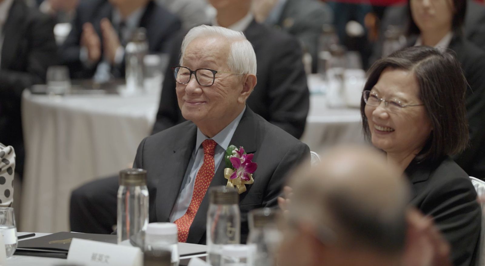 全場最強彩蛋！張忠謀意外現身戲院看《造山者》　三度鞠躬致意引爆掌聲