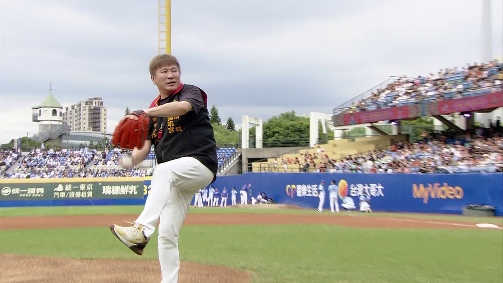 統一獅廟宇季的主題日開球嘉賓：胡瓜。民視提供