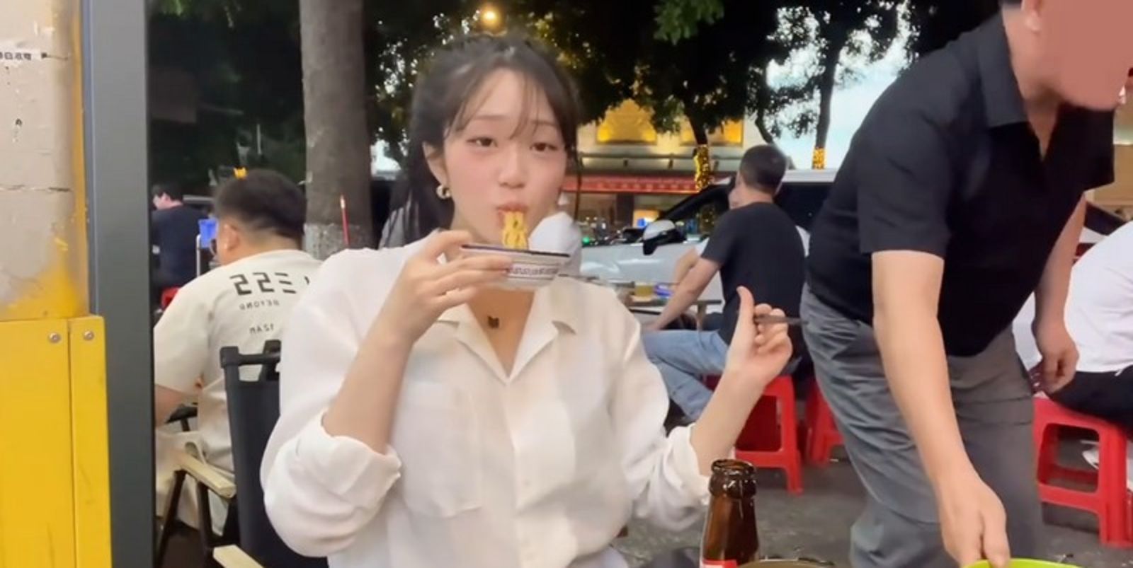 韓正妹到廣州玩　中國噁男搭訕用這招！把麵整碗端走逼她「陪客」