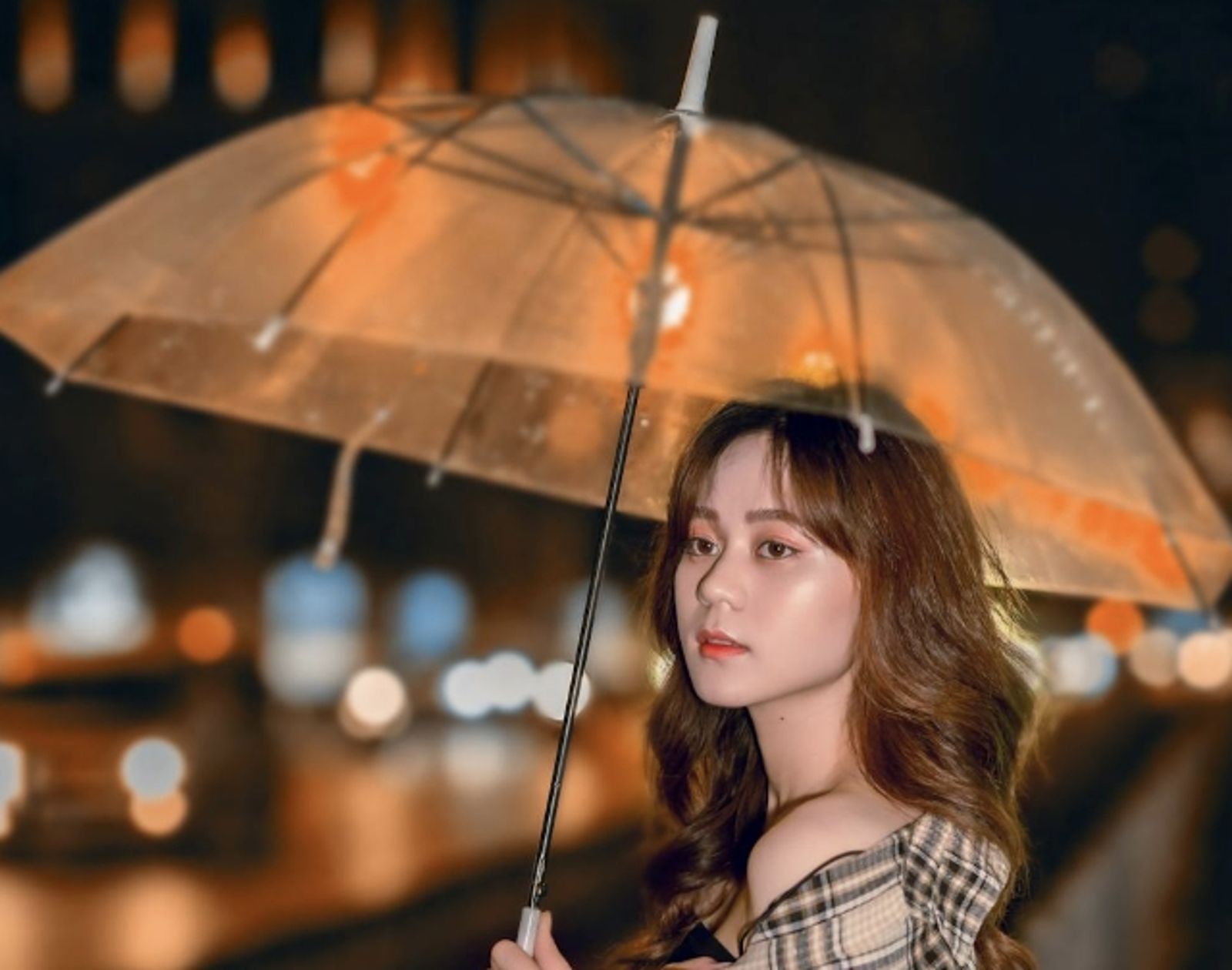 她好心撐傘遭控性騷擾...陌生男報警稱「胸部碰到我」網揭暗黑動機