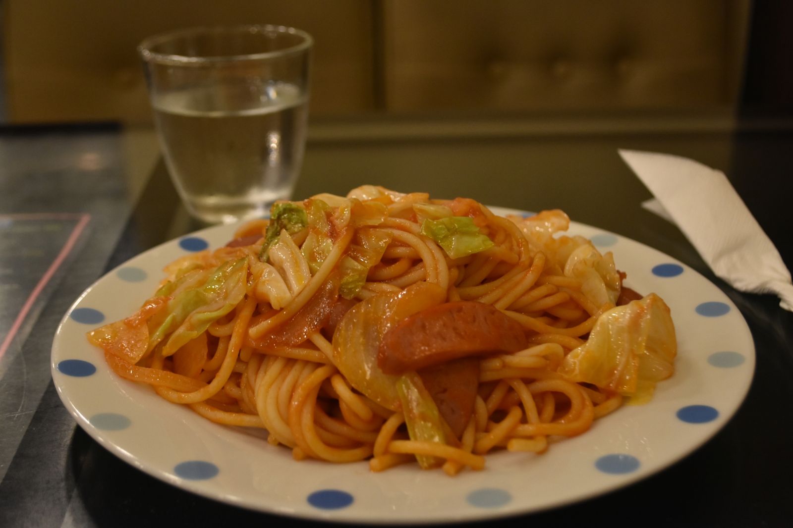 吃飯配水竟會發胖!「喝水增加飽足感」迷思被打破:恐怖陷阱讓人越吃越多