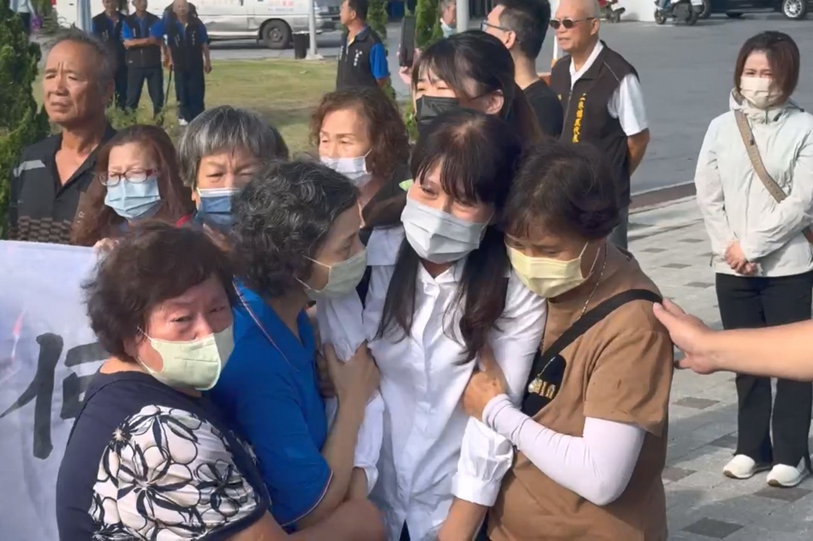 護理師出殯/最後一程!百人黑衣送行 白汽球、白布條伴靈柩 媽媽哭到站不住