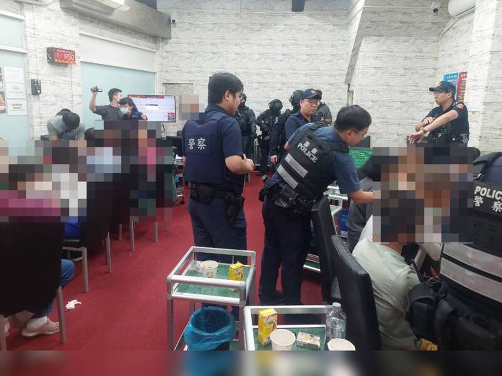 高雄橋頭桌遊店暗藏賭場　警方逮捕美女荷官、賭客共19人