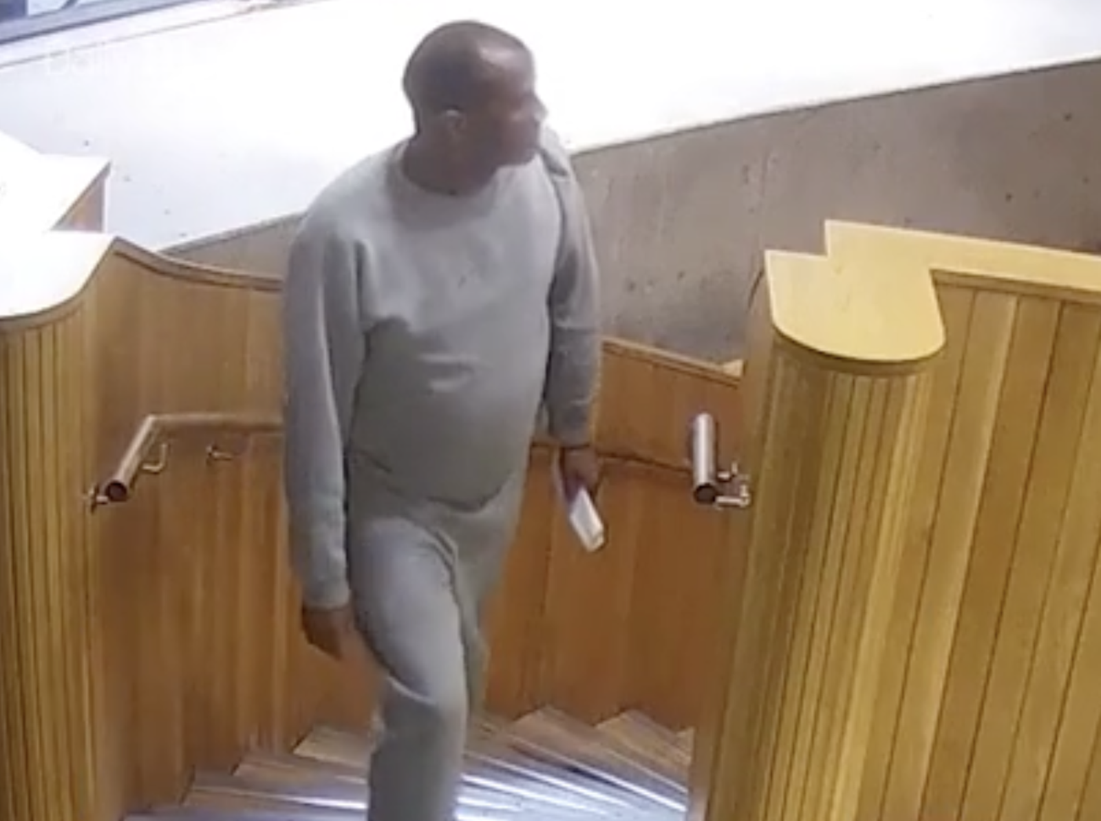 平頭男飯店性侵14歲少女遣返變「釋放」 市區趴趴走畫面曝光