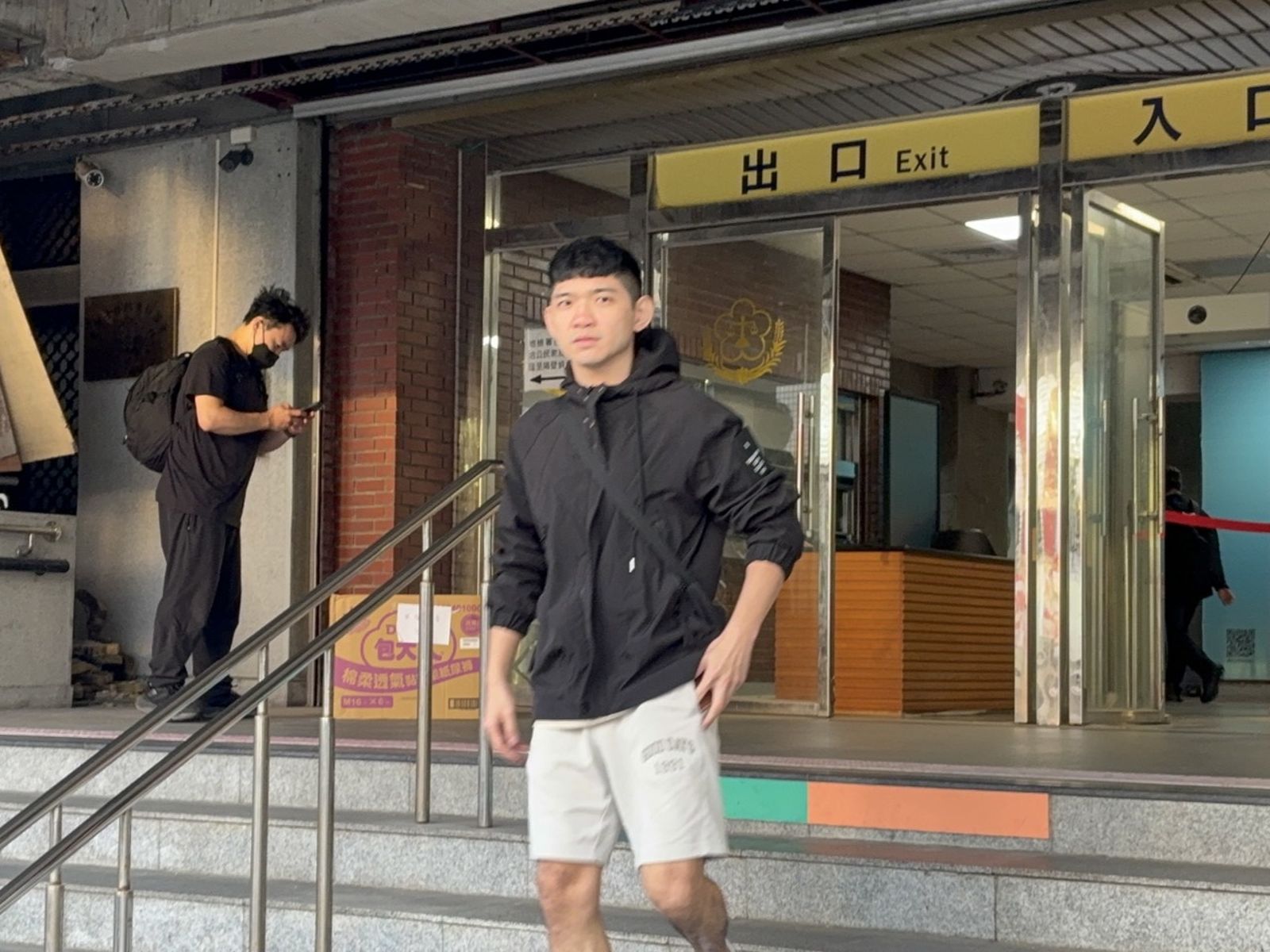 晚安小雞今天獨自現身士林地院出庭。李依璇攝