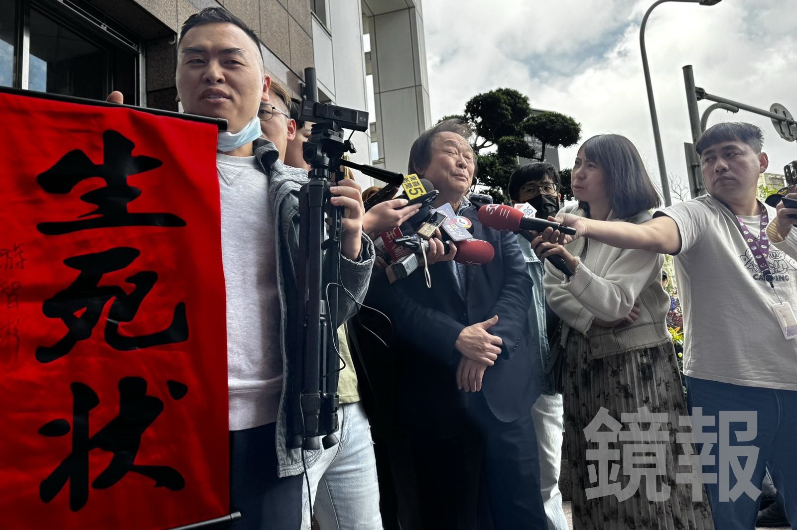 游智彬攜「生死狀」赴綠中央黨部踢館　王世堅冷處理：好自為之