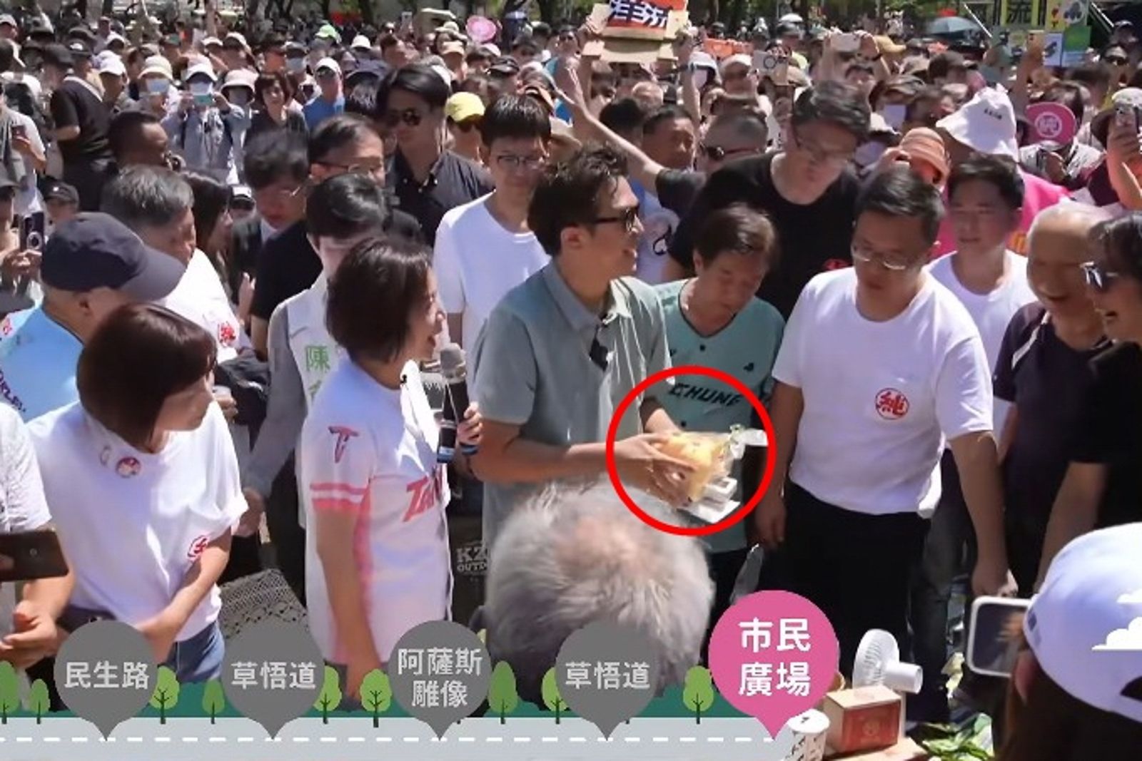 同樣收禮差很大?蔣萬安收甘蔗遭爆丟路邊 沈伯洋來台中「整桌小禮物掃光帶走」