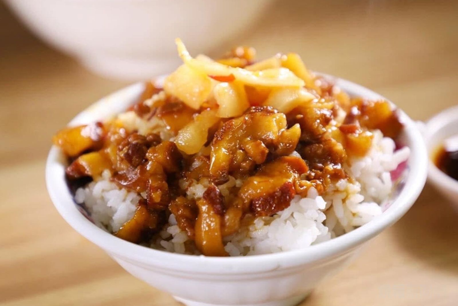 「施家麻油腰花」的魯肉飯很出名,肥中帶瘦,醃蘿蔔畫龍點睛。