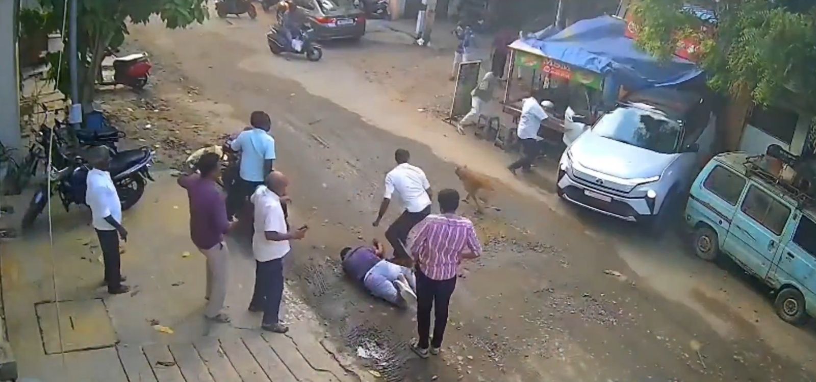 男子被車門撞倒後再遭車子輾過。圖/翻攝自X