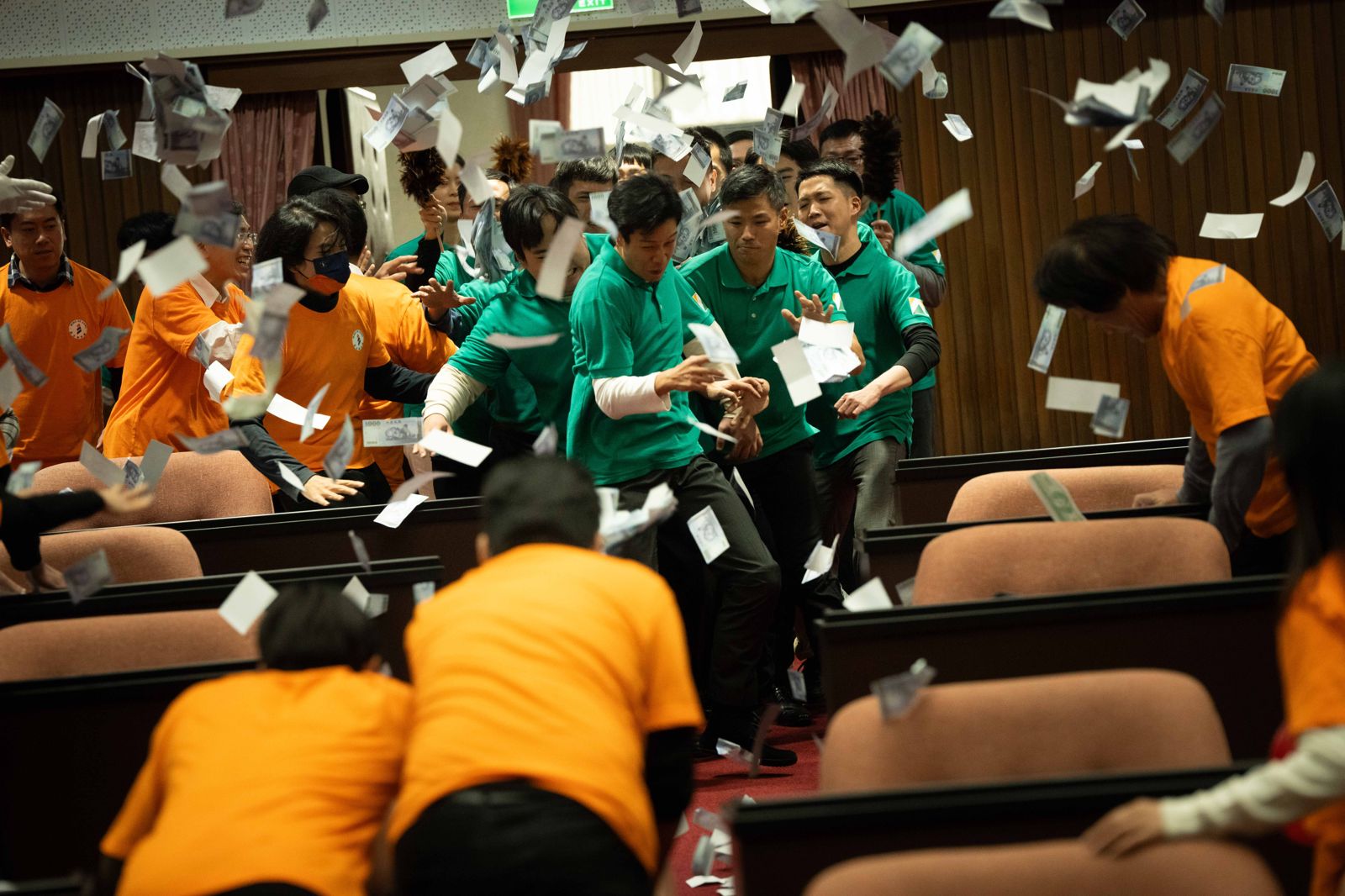 薛仕凌（中）衝立院戲表情很逼真。CATCHPLAY、公視、大慕可可提供