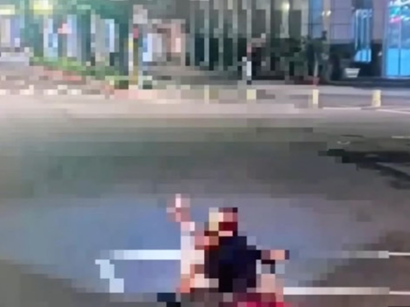 驚悚畫面曝光！北市翁深夜闖紅燈過馬路　警局門口遭男大生撞死