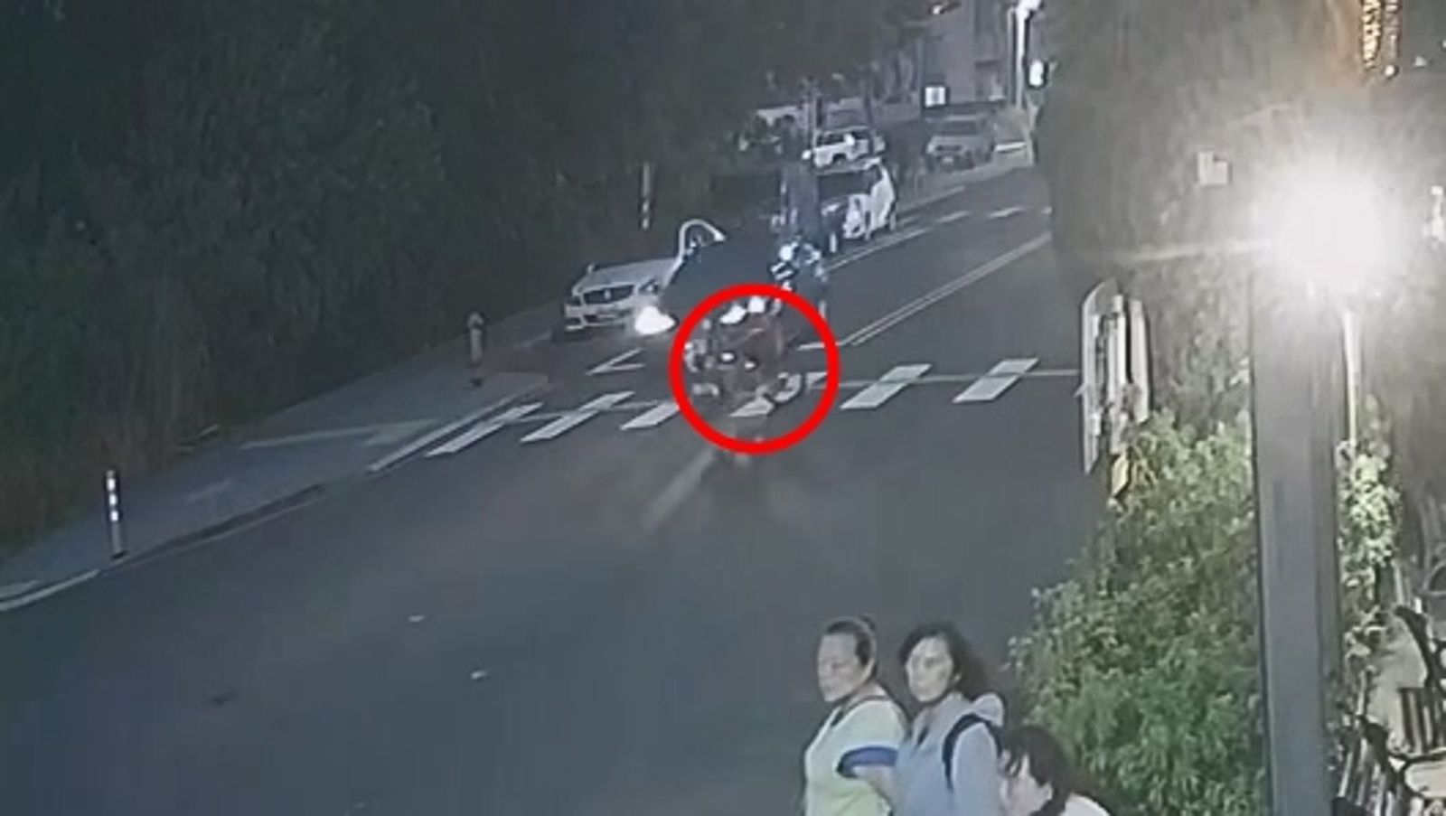 小姐弟(紅圈處)過馬路,在行穿線上被轎車撞倒。圖/民眾提供