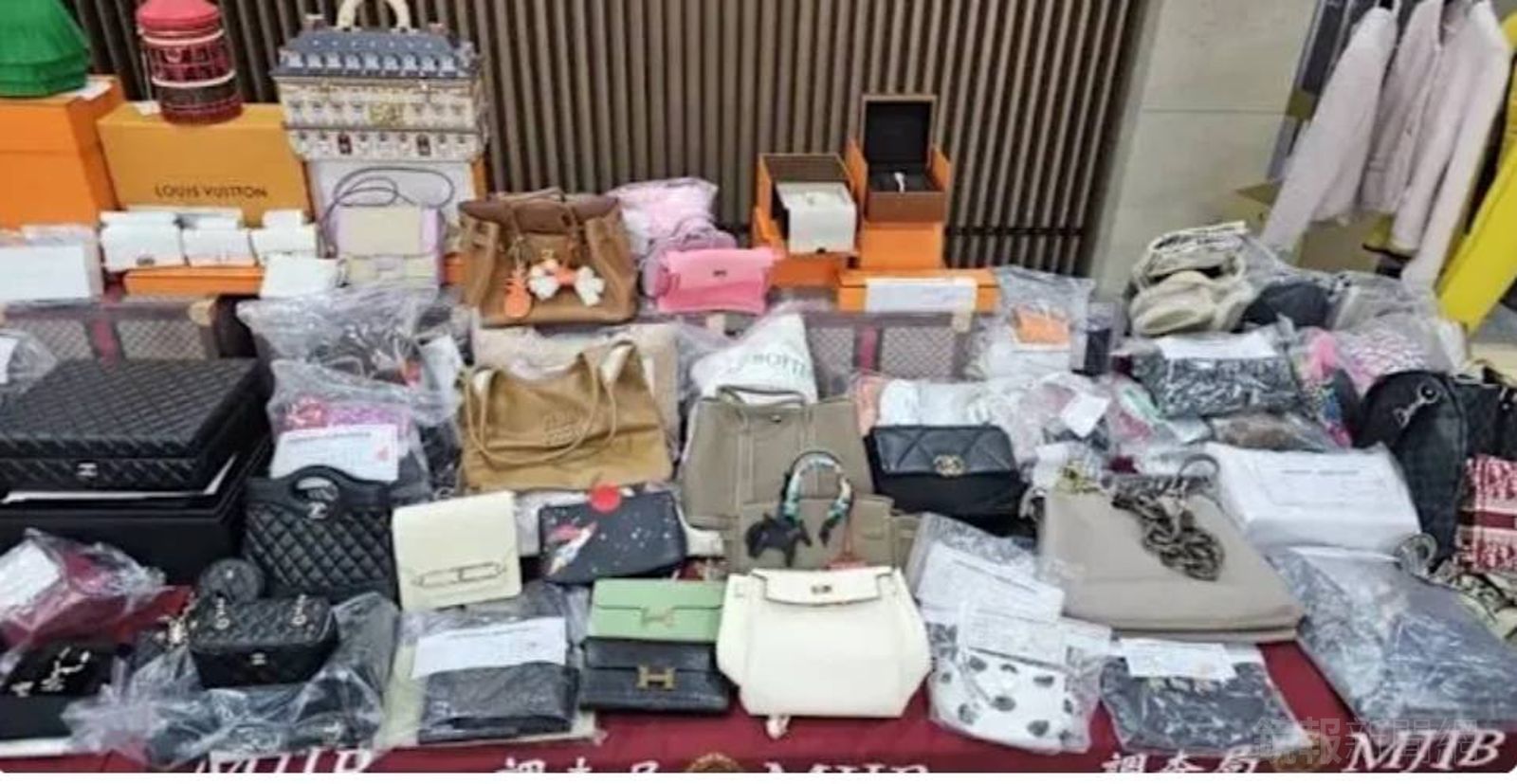 餐飲大亨聯手假貴婦詐傳產老董50億,調查局查扣名車精品包。調查局提供