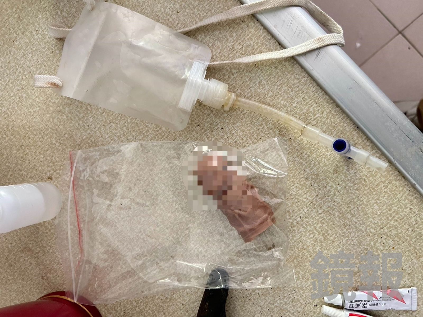 警方查扣嫌犯用來混過尿檢的假陽具。翻攝畫面