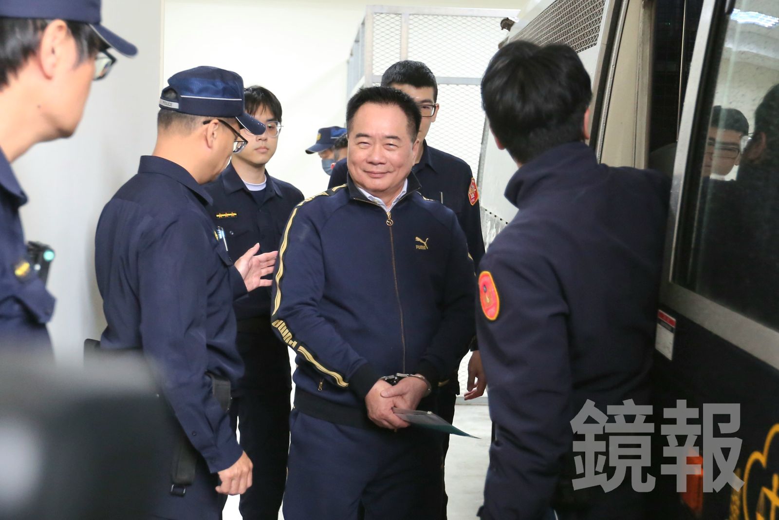 最後一刻的自由空氣！蔡正元上銬入獄畫面曝　入囚車「面露微笑」