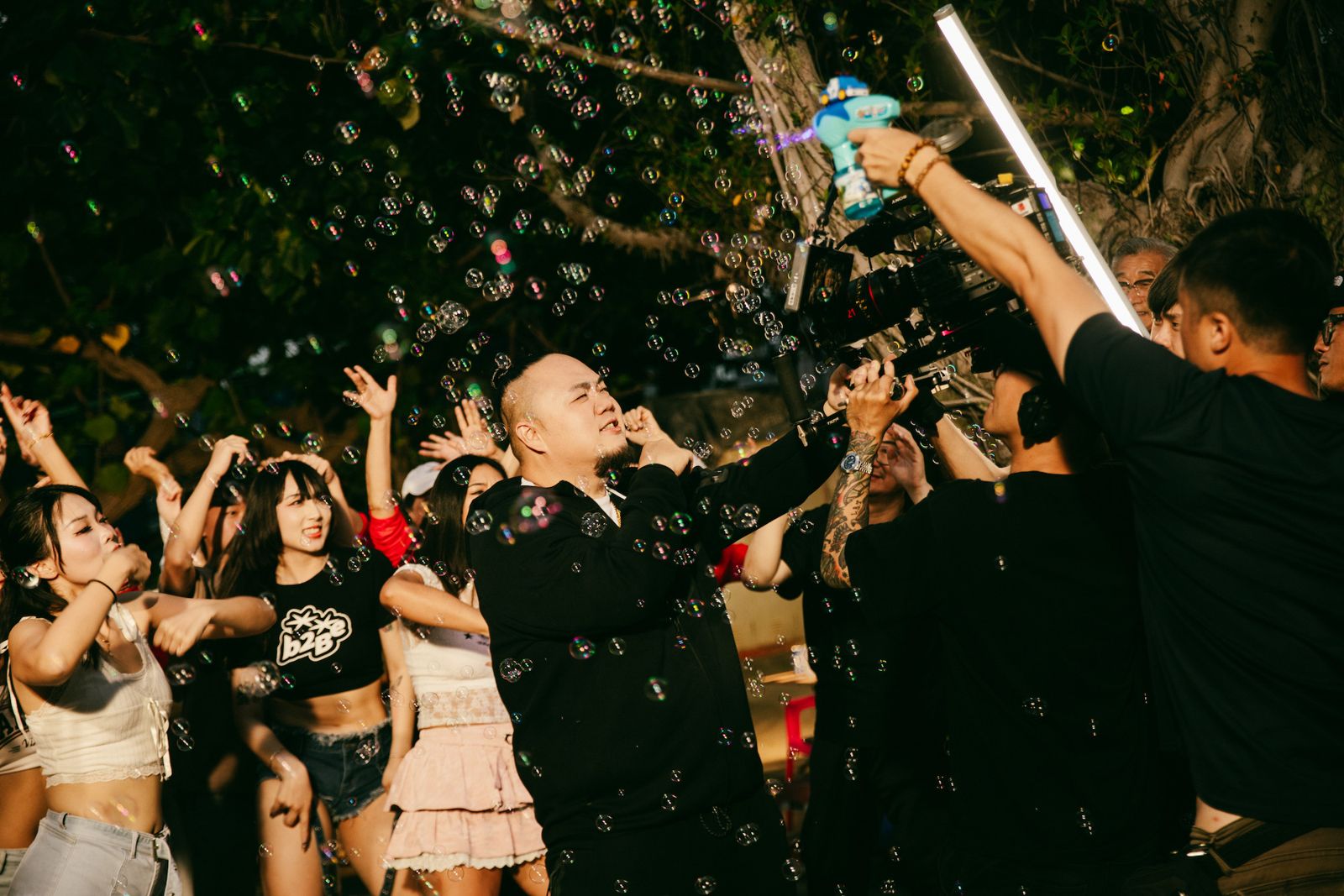 頑童在MV裡體驗退休生活。本色音樂提供