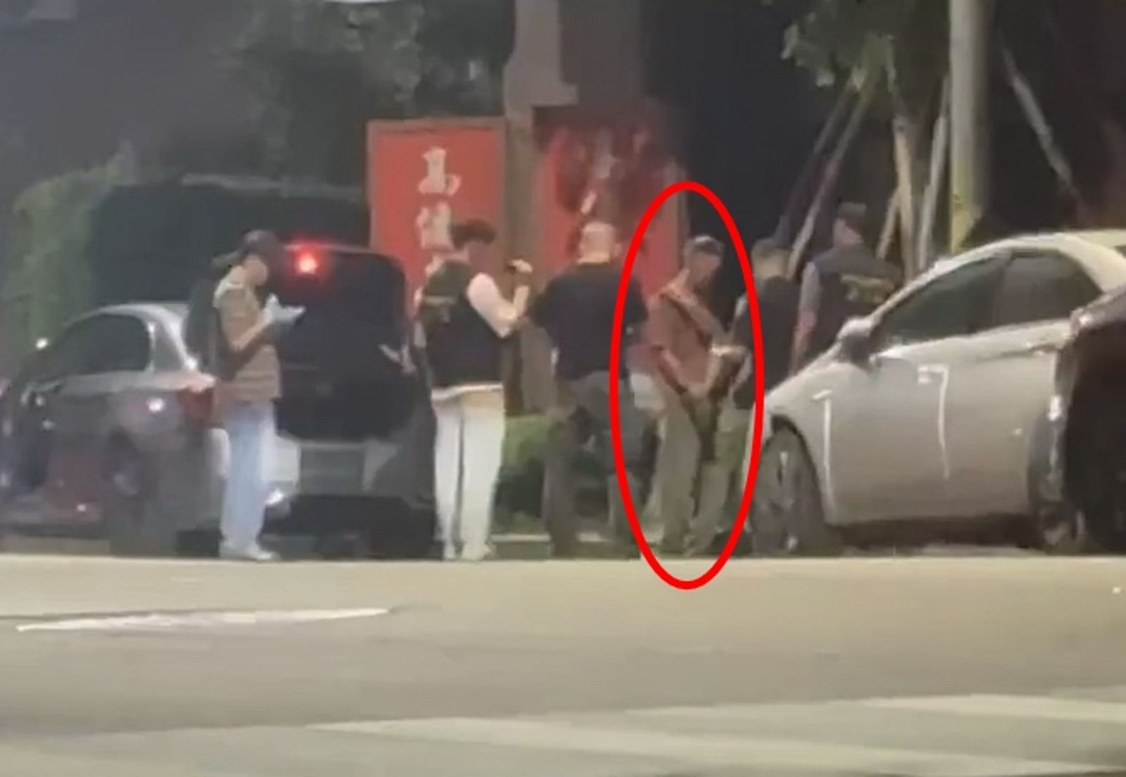 肇事駕駛林男(紅圈處)身穿棕色T恤，深夜站在賓士車旁配合警方調查。圖／民眾提供