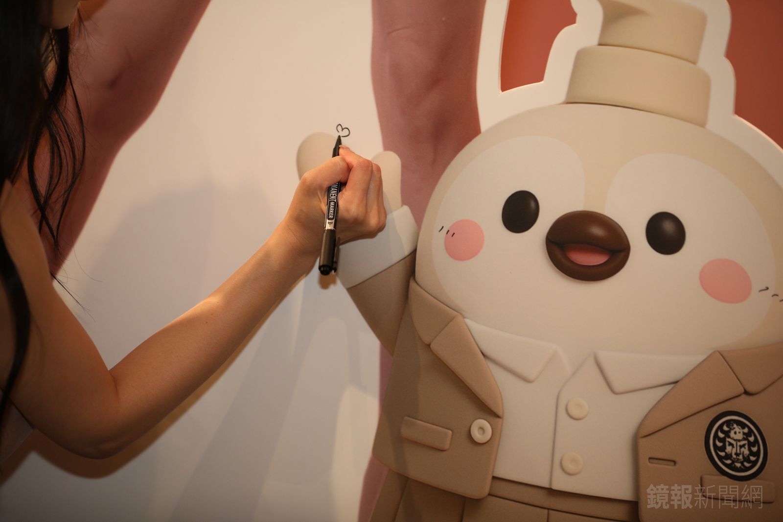 李雅英在人形立牌上畫了許多小愛心。鄒保祥攝