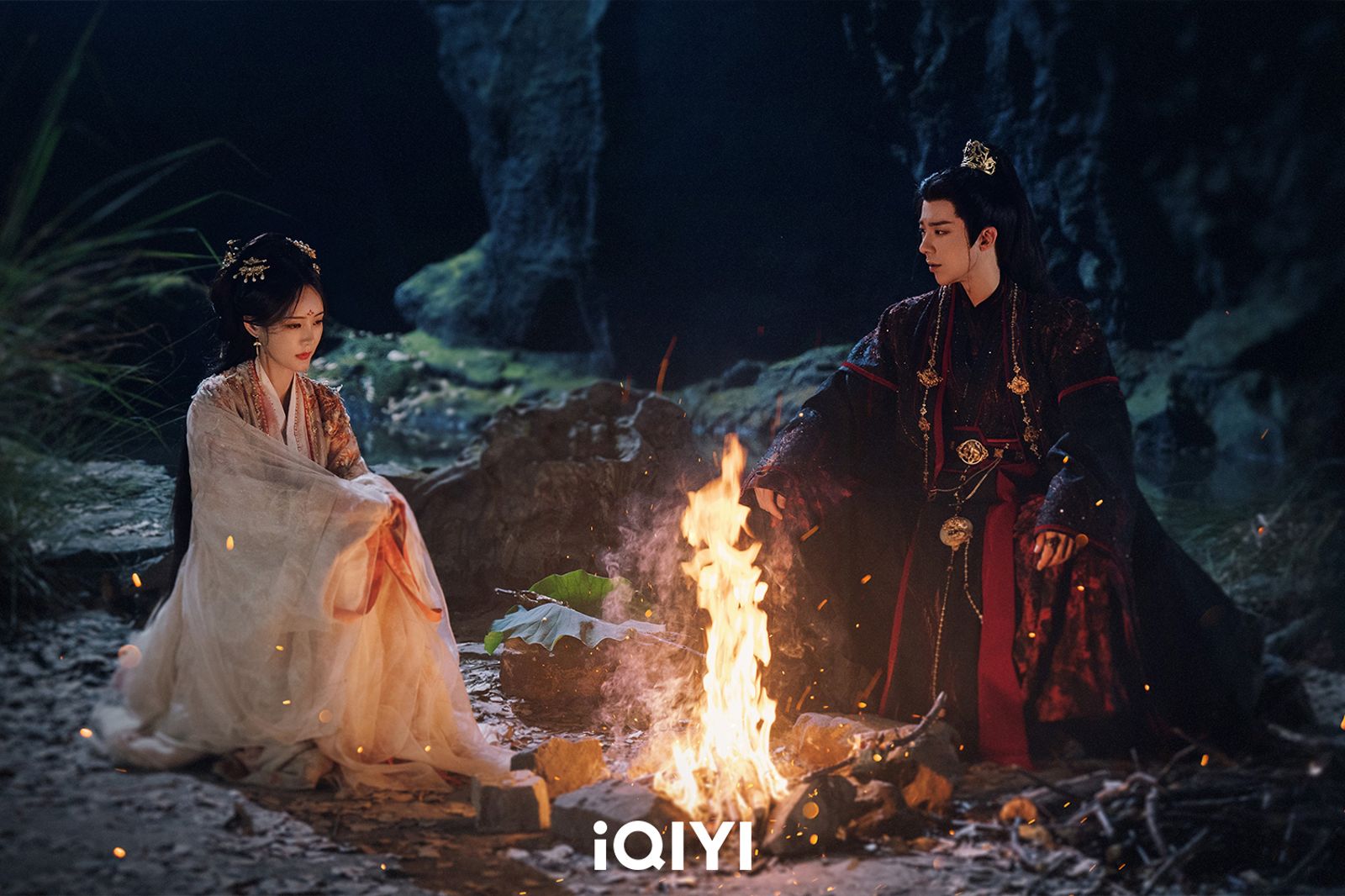 《書卷一夢》劇情高能升溫，李一桐（左）跟劉宇寧（右）情感拉鋸開虐。愛奇藝國際站提供