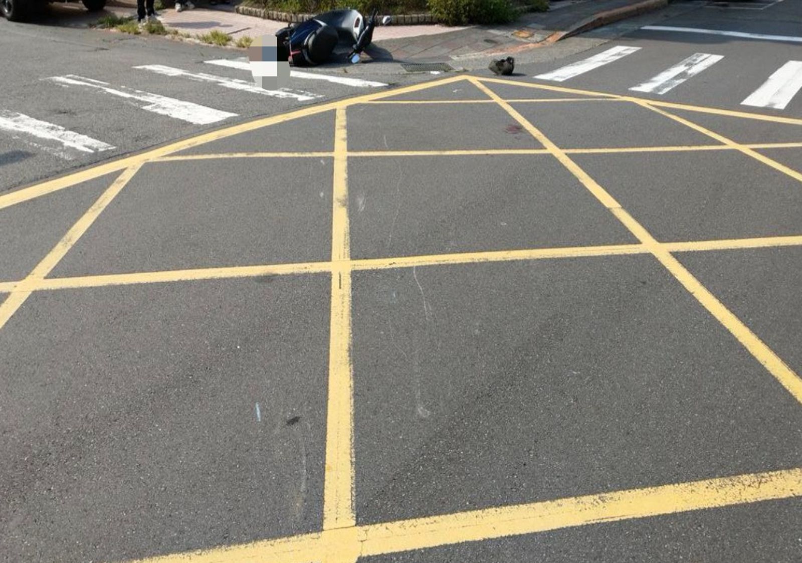 江男機車被撞飛至路邊。翻攝畫面