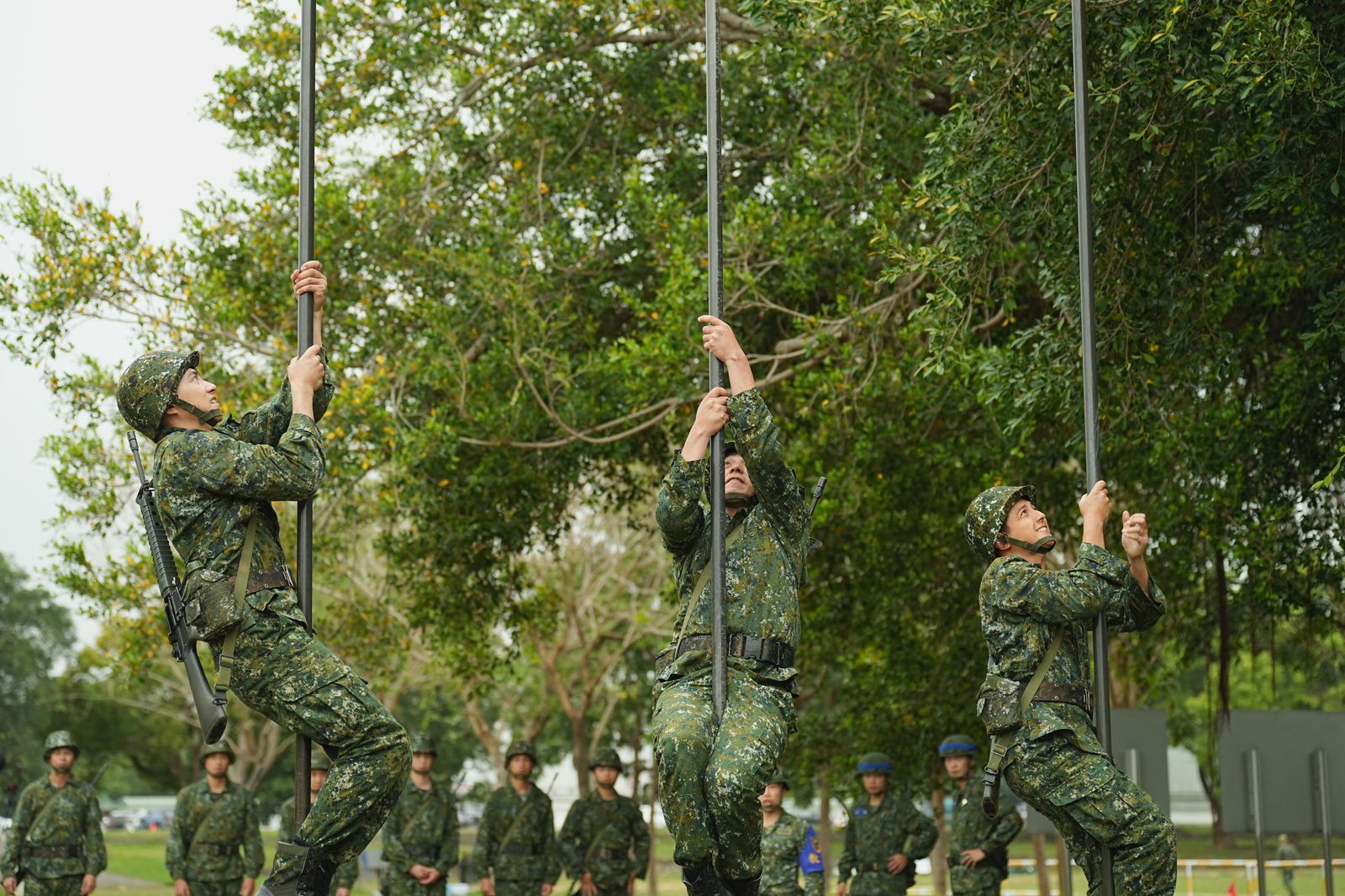 潘君侖（左起）、黃恩賜爬桿很順利，只有曾子余（右）上不去。台視提供