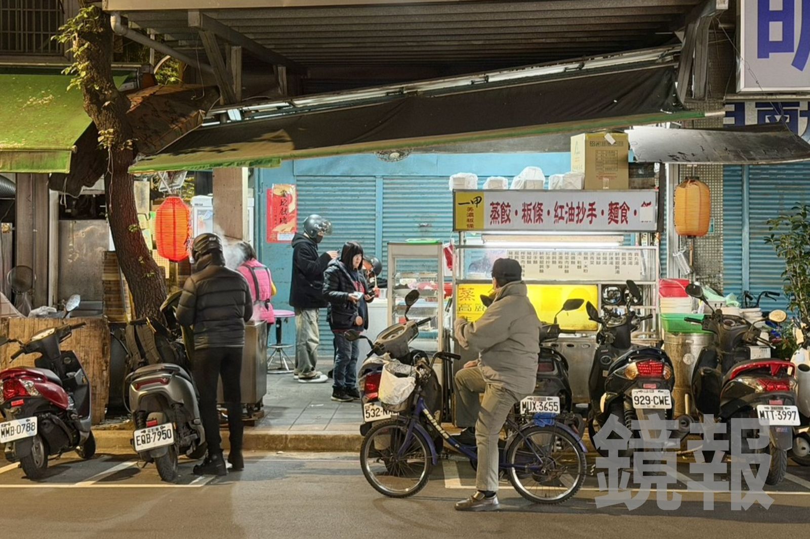 「一甲美濃粄條」在永和民生路上開業20多年,晚餐時間生意相當好。