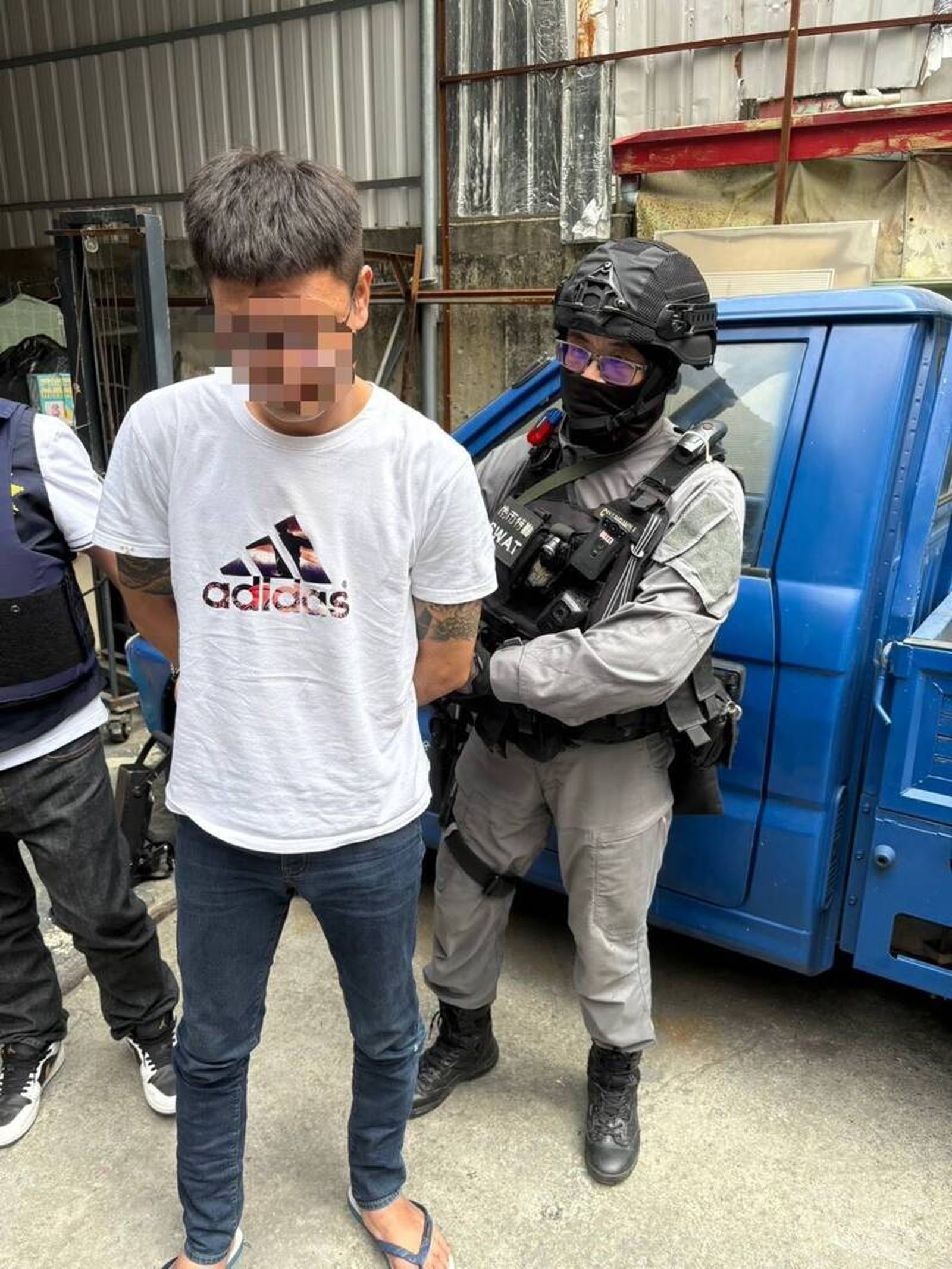 拒檢暴衝！高雄男開車撞警車逃逸　警連開6槍仍狂飆　8小時後台南落網藏K他命