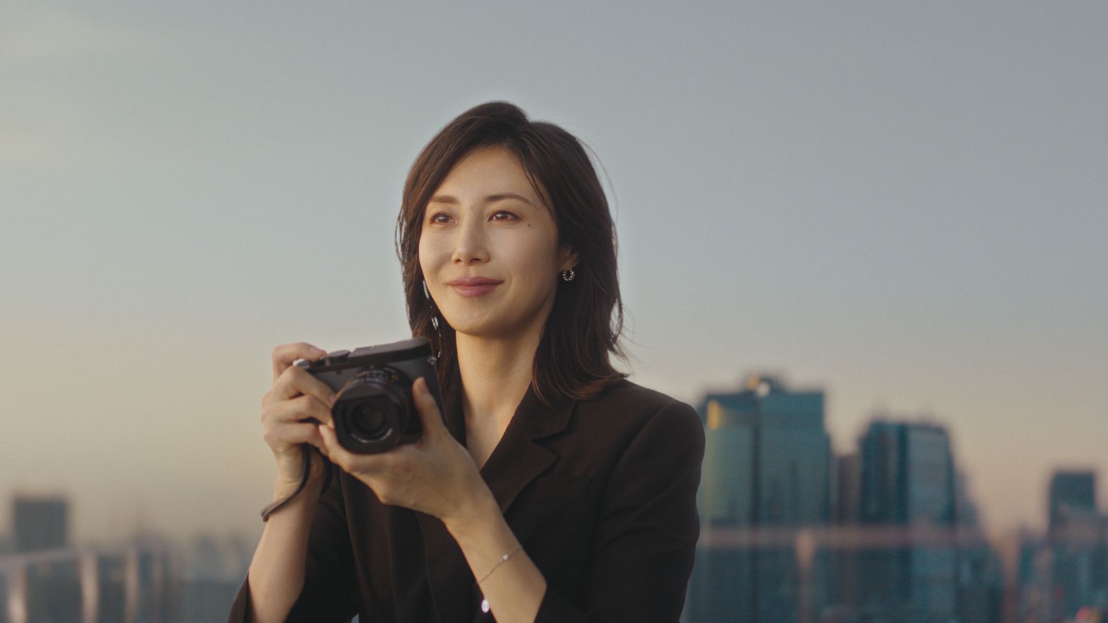 松嶋菜菜子在廣告中掌鏡擔綱攝影師。翻攝X