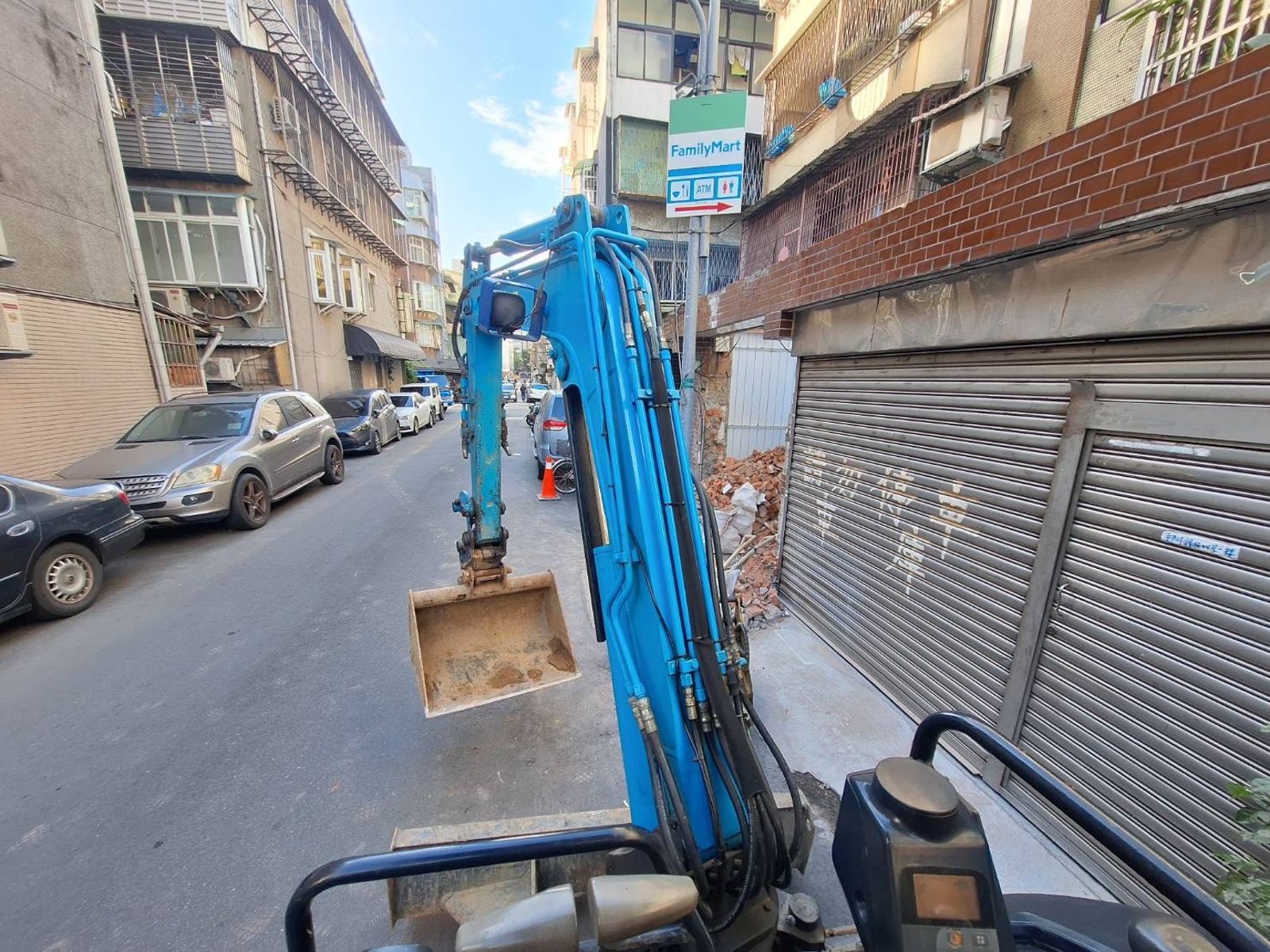 怪手闖禍沒保險竟想這招!開貨車「擺拍假車禍」詐保 荒唐過程監視器全都錄