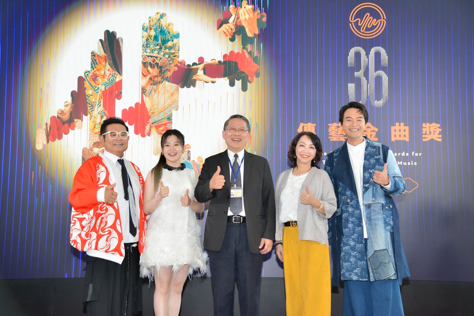 傳藝金曲獎主持人許效舜（左起）楊小黎、傳統藝術中心副主任梁晉誌、國光劇團團長張育華、傳藝大道主持人柯大堡。三立提供