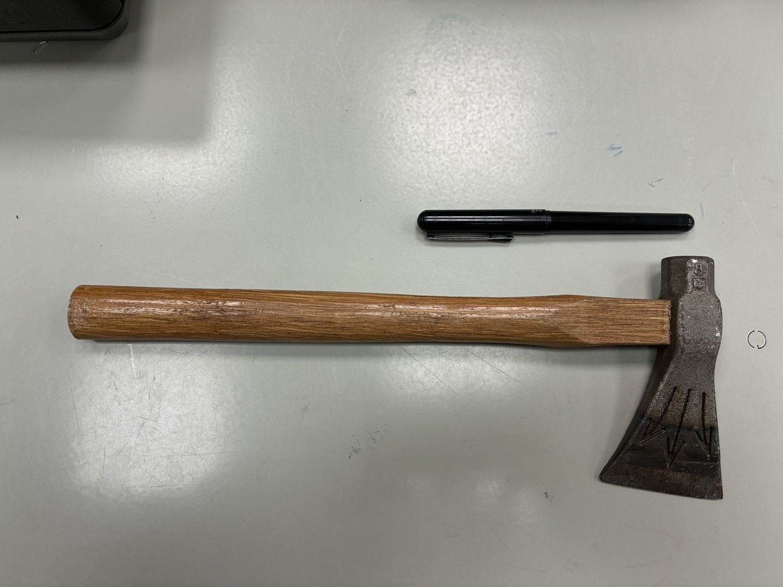 警方查扣潘男持有的斧頭。翻攝畫面