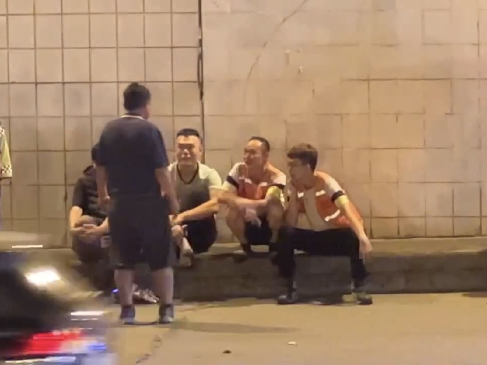 警方開槍喝止駕駛呂嫌等人後將人逮補。翻攝畫面